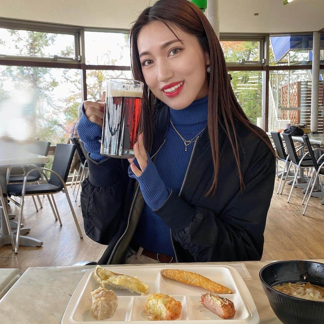 岩下真奈さんのインスタグラム写真 - (岩下真奈Instagram)「2023.11.19 #gourmet 🍽 * 📍高尾山ビアマウント ( @mttakao_beermount ) . . 高尾山登った日のランチはこちらで‎🥣‎🤍 . ビュッフェスタイルで、八王子ラーメンや お鍋、やきとり、天ぷらやピザなどを頂けるの🍜✨️ . どれも美味しくてあったかくて、 疲れ＆冷えた身体に染み渡って最高だった💞 . ビアガーデンでもあるのだけど ビールの種類もたーくさんあって素晴らしい👏🍺 . 私はマルエフと黒生のハーフ＆ハーフを🍻❤︎ . 景色も良くて非常に良い気分でした🫧 . 高尾山登ったら是非ここで食事してみてね〜〜💁‍♀️✨️ . . . PR #高尾山ビアマウント #高尾山 #八王子ビアガーデン #高尾山ビアガーデン #東京ビアガーデン #高尾グルメ #八王子ビュッフェ #八王子グルメ  #model #lunch #登山 #山ガール #山登り #おすすめグルメ #グルメ女子 #グルメ好きな人と繋がりたい #インフルエンサー #広告モデル #撮影依頼募集中 #フリーランス #モデル #タレント #お仕事依頼受付中 #おしゃれさんと繋がりたい #カフェ好きな人と繋がりたい #邦ロック好きな人と繋がりたい #美容好きな人と繋がりたい」11月19日 21時54分 - mana_mdleam