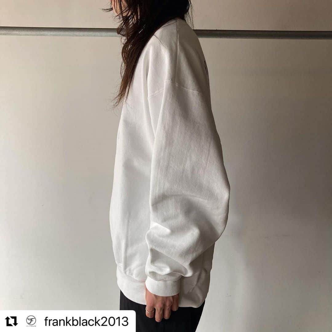 KEN KAGAMIさんのインスタグラム写真 - (KEN KAGAMIInstagram)「#Repost @frankblack2013 with @use.repost ・・・ -  第1弾㊗️ FRANKBLACK10周年記念オリジナルプリントスウェット  90s デッドストック USA製のフルーツオブザルームのボディに @kenkagami さんのデザインを施した数量限定スウェットです。  ホワイト size : XLとXXL グレー size : XXLのみ ネイビー size : XLのみ  女性スタッフ(身長164cm)着用分はグレーのXXLですが、一度洗濯・乾燥したもので少し縮み、程良いオーバーサイズ感になります。 男性スタッフ(身長175cm)着用分はホワイトのXLです。  12/9(土)発売開始 第2弾のオリジナルアイテムもございますので楽しみにお待ちください😌  ※数量限定のため、在庫には限りがあります。 　無くなり次第、販売を終了させていただきます。  #kenkagami #加賀美健 #加賀美健さん  #shimokitazawavintage #shimokitazawa #vintageshop #hurugi #hurugiya #90s #下北沢古着屋 #下北沢古着 #下北古着屋 #下北古着 #きれいめ古着 #90年代古着 #古着屋 #古着屋巡り」11月19日 21時54分 - kenkagami