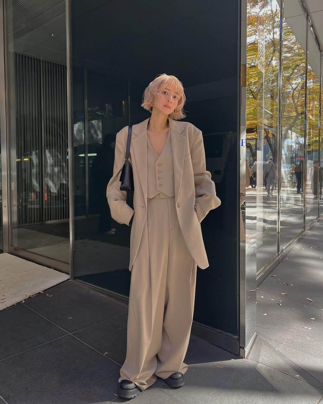 梅村実帆さんのインスタグラム写真 - (梅村実帆Instagram)「today👢🤎 お気に入りすぎる3ピース @tsugumiw さんの作るお洋服、大好き🪽 この前やったフラクショナルレーザーの効果が出てきて 顔が発光しております~😙(全力の保湿必須です) メイクなしでも つるんっといい感じ✌🏻 いつもありがとうございます🧖🏻‍♀️ @sakurazakaclinic」11月19日 21時46分 - miho11k