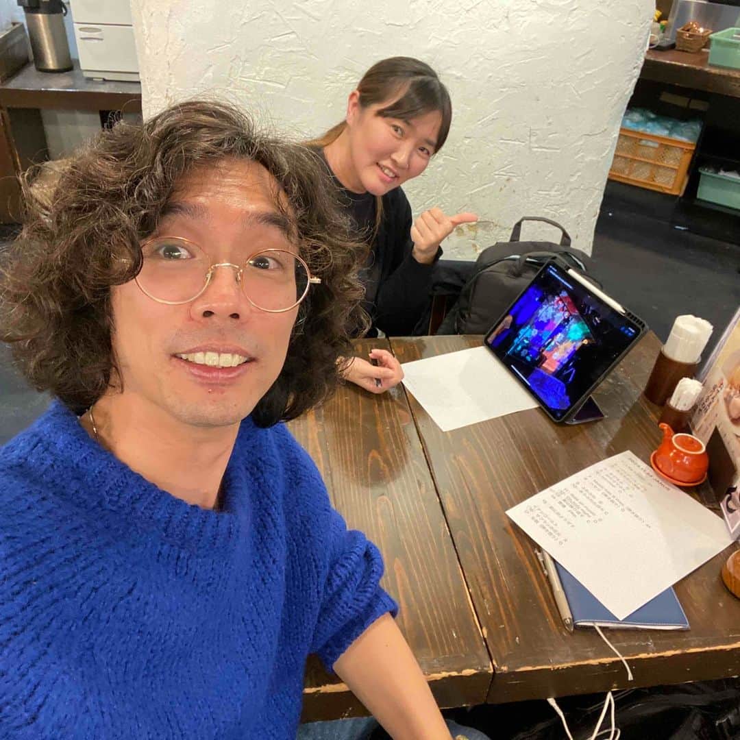 広沢タダシのインスタグラム：「バンドのみんなとリモートでリハーサル。東京、石川、大阪と、みんなバラバラなんで簡単に集まれないということで、チャレンジしてみました。  YAMAHAのSYNCROOMってので離れていても演奏できるやつ。やっぱりネット環境がバラバラだと難しいなこりゃ。十六分音符ぐらいドラムが遅れて聴こえたりするw ずっとドラムが後ろにいるからといってそれに合わせにいくともっとドラムが下がったり（当たり前か）、あぁ、そうか、自分は常に前にいないといけないのか、でももしかしたら今ドラムが逆にツッコミ目に叩いてくれてるんかも、そしたらあんまり前にいくとよくないな、とか、謎の感覚、スキルが身についてしまいそうでしたw。  でも新曲も含めて、全く音が無いよりはイメージを伝えられたからよかった。でも早くスタジオで合わせたい！  今回は松井智恵美さんのライブペインティングも一緒です。そういえばコロナ禍に飛沫防止対策を逆手に取って、ステージに透明の膜を張って、そこにペインティングしたの、あのライブがJANUSやったんよね。そこから帰ってきた感じもあるのである。  久しぶりのJANUSです。そして久しぶりの7th floorです。新しいEPを持っていきます。みんなライブ待ってるでい！  ライブ詳細↓ ーーーーーーーーーーーーーーー 広沢タダシ Winter Tour 2023 〜Music has 9 lives〜EP発売記念 11月24日(金) 心斎橋JANUS  12月2日(土) 渋谷7th Floor チケット発売中！ https://www.hirosawatadashi.com/schedule」