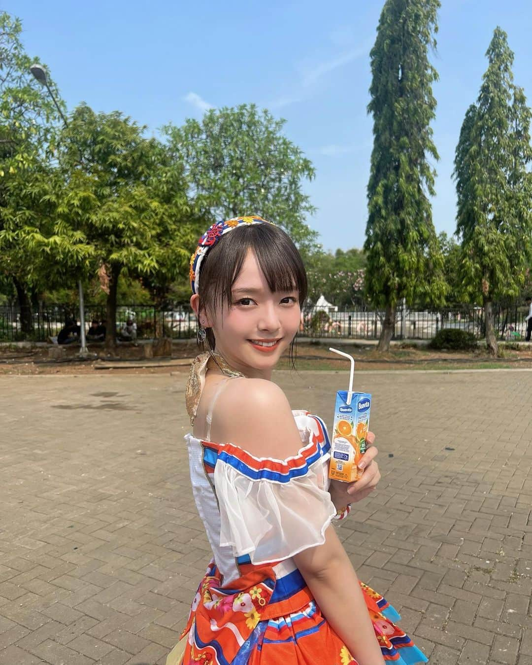 高畑結希さんのインスタグラム写真 - (高畑結希Instagram)「. 34℃の中の野外ライブは激アツでした🇮🇩🔥 最高に楽しい時間でした！ ありがとうございました😉✌️ このオレンジジュース美味しい！  このあとはJKT48さんとのコラボステージです！ドキドキ...💓  Stage di luar ruangan di 34℃ sangat panas. Itu adalah waktu yang paling menyenangkan. Terima kasih banyak Jus jeruk ini enak!  Ink kits ads stage kolaborasi sama jkt48 nih!!  . #JakJapanMatsuri #JJM2023 #JakJapanMatsuri #JiExpo #SKE48 #idle #orange #Jakarta #indonesia #followme」11月19日 21時48分 - yuhki_takahata