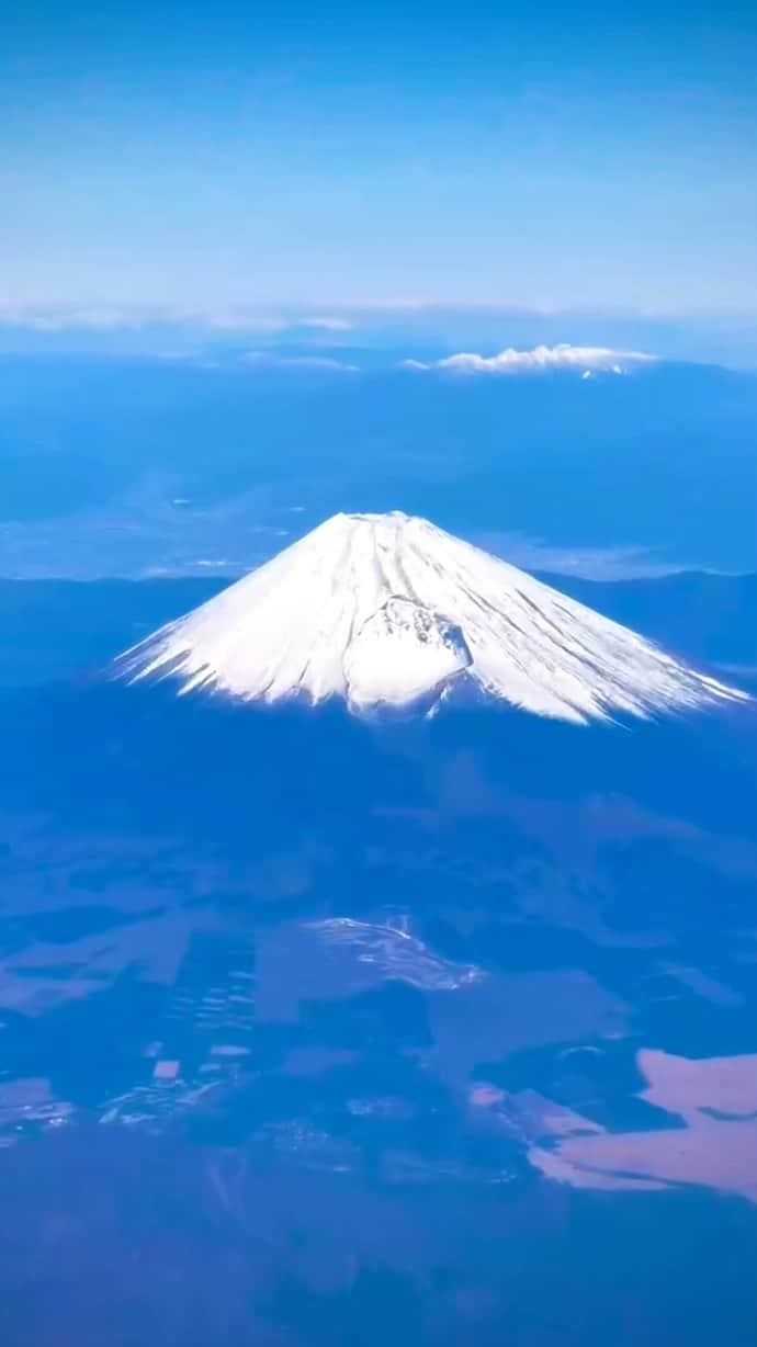 斎藤佑樹のインスタグラム：「ぐっと寒くなった朝、四国に向けて離陸。 富士山がくっきりキレイに見えました！ ⁡ 飛行機で全国各地にお邪魔することが増えたけれど 天候や時間帯、航路も関係するので なかなか見れない景色。 お裾分けです！笑 ⁡ ⁡  ⁡ #富士山 #fuji #飛行機からの景色」