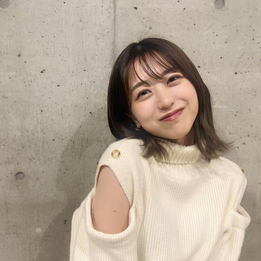 篠崎彩奈さんのインスタグラム写真 - (篠崎彩奈Instagram)「. 握手会２日間 ありがとうございました☺️🤝 ２日間たくさんの方が会いに来てくださって嬉しかったです。  握手会もあと２回。 今日で最後の方たちもいて なんだか実感が少しずつ湧いてきた🫢  今日は肩空きニットでした🈳  #ニット #ootd #なんコーデ」11月19日 21時49分 - ayana.s_official