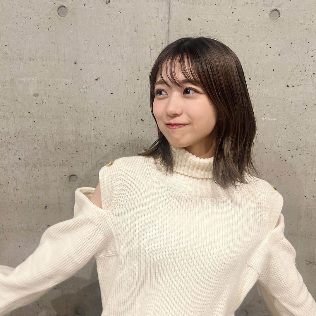 篠崎彩奈さんのインスタグラム写真 - (篠崎彩奈Instagram)「. 握手会２日間 ありがとうございました☺️🤝 ２日間たくさんの方が会いに来てくださって嬉しかったです。  握手会もあと２回。 今日で最後の方たちもいて なんだか実感が少しずつ湧いてきた🫢  今日は肩空きニットでした🈳  #ニット #ootd #なんコーデ」11月19日 21時49分 - ayana.s_official