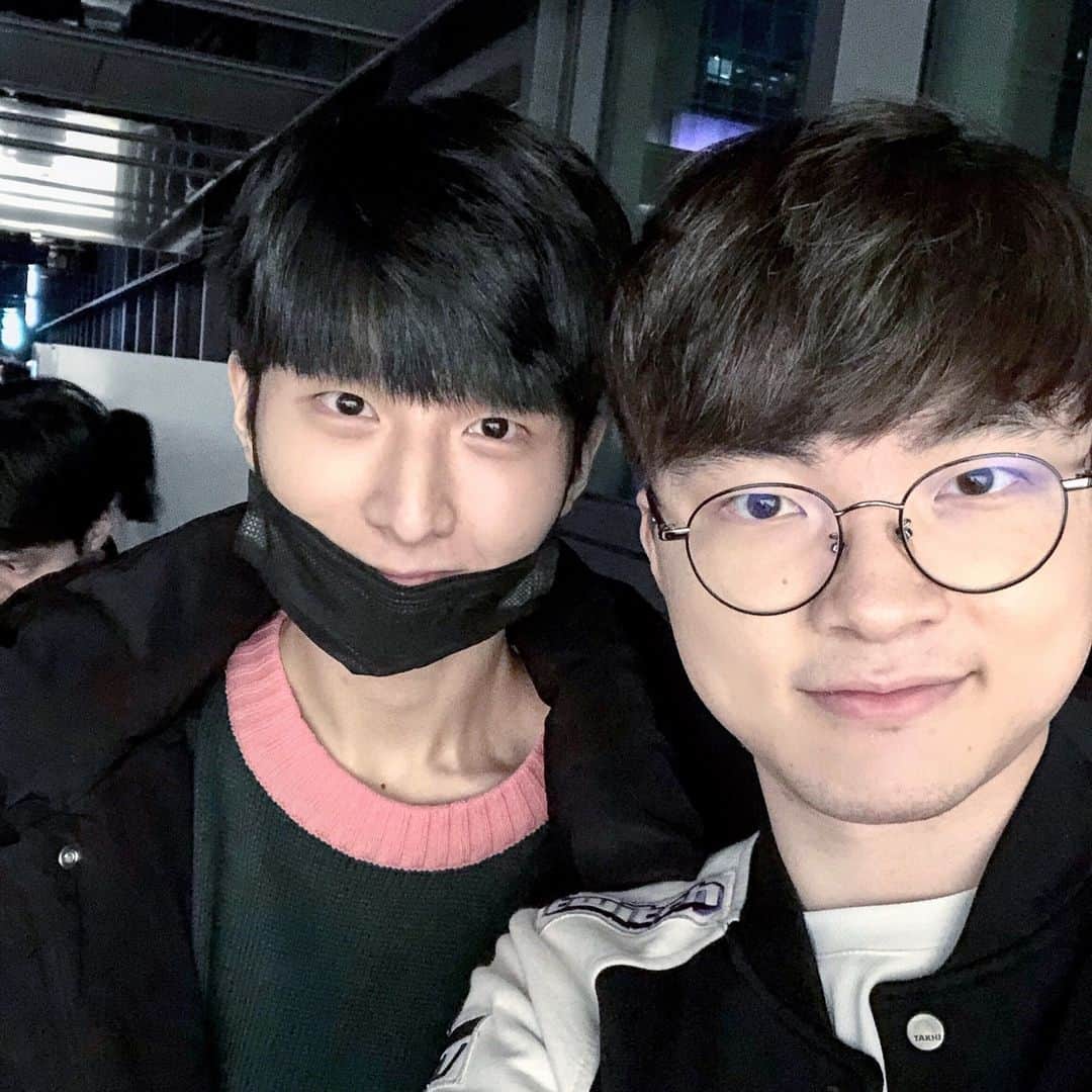 チョン・ソンハのインスタグラム：「본인 인생 업적 : 경기 직관가서 대상혁이랑 찍은 사진 있음 @t1lol 우승 축하합니다😭」