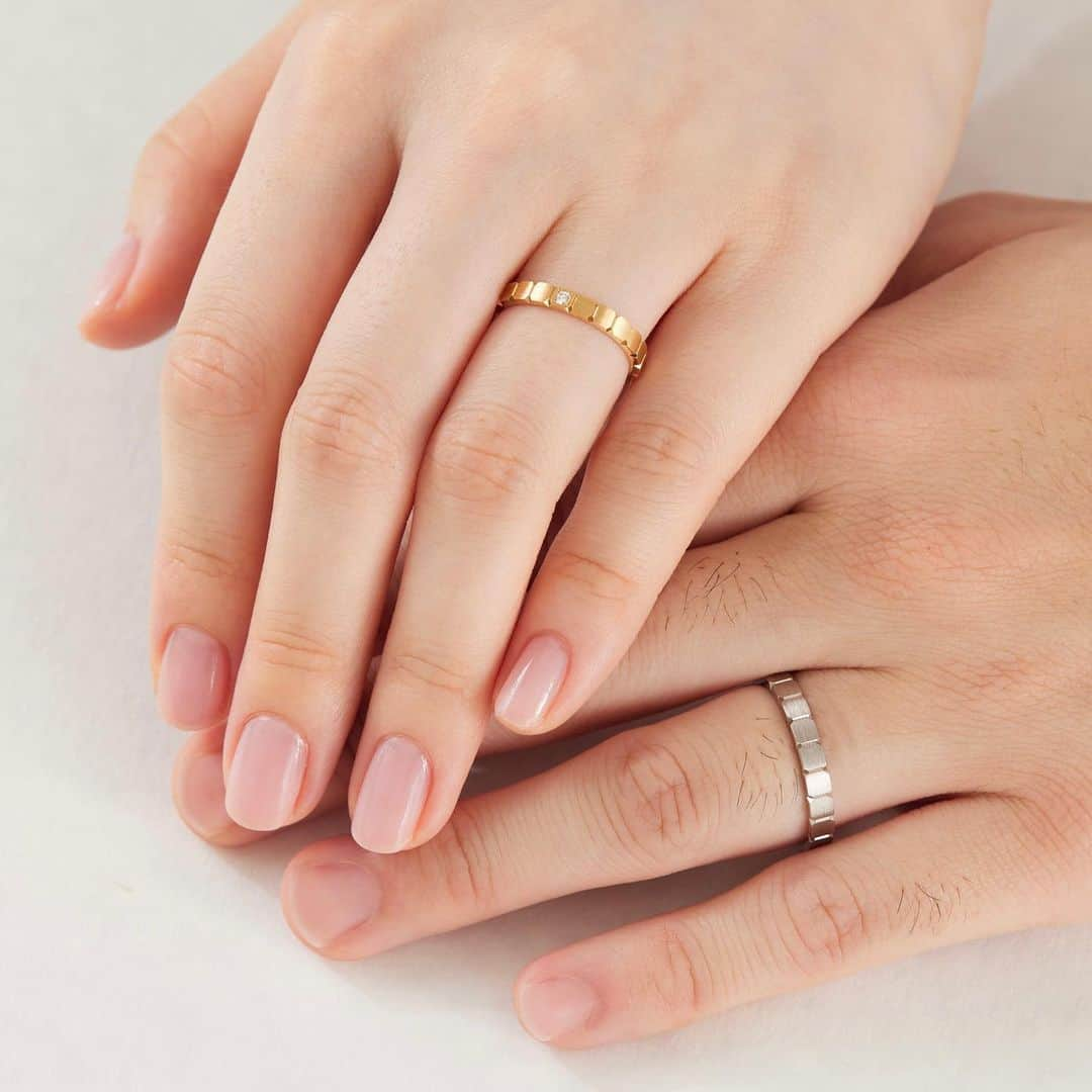 ヴァンドーム青山さんのインスタグラム写真 - (ヴァンドーム青山Instagram)「. 【 VENDOME AOYAMA BRIDAL 】 Personalized Marriage Ring  アニバーサリーストーン（誕生石）をメインストーンとしてお選びいただけるパーソナライズド マリッジリング。 リング幅・地金素材・仕上げ・アニバーサリーストーン（誕生石）を組み合わせ、お好みのリングに仕立てていただけます。  デザインは、ブランド名の由来となったフランス・パリ‘ヴァンドーム広場’を上空から見た、八角形のモチーフを美しく連ねた、モダンなストレートアーム。 八角形は「繁栄」「幸運」「幸福」を引き寄せるといわれるラッキーモチーフでもあります。  またすべての八角形の角には、小さな‘ハート’が隠れモチーフに。  程よくカジュアル感のあるデザインは、結婚指輪、ペアリングやアニバーサリーリングにもおすすめです。    ———————— ◇パーソナライズドマリッジリング ・2.5mm幅 ¥99,000～ ・3.0mm幅 ¥126,500～  ————————    ▼ヴァンドーム青山 ブライダル @vendomeaoyama_bridal    #vendomeaoyamabridal #ヴァンドーム青山ブライダル #vendomeaoyama #ヴァンドーム青山 #婚約指輪 #エンゲージリング #結婚指輪 #マリッジリング #パーソナライズドマリッジリング #パーソナルジュエリー #プロポーズ　#プロポーズリング #プレ花嫁 #プレ花嫁準備 #ブライダルフェア #結婚準備 #婚約指輪探し #2024春婚 #2023冬婚  #プレ花嫁さんと繋がりたい #記念日ジュエリー #お守りジュエリー」11月19日 21時50分 - vendomeaoyama_official