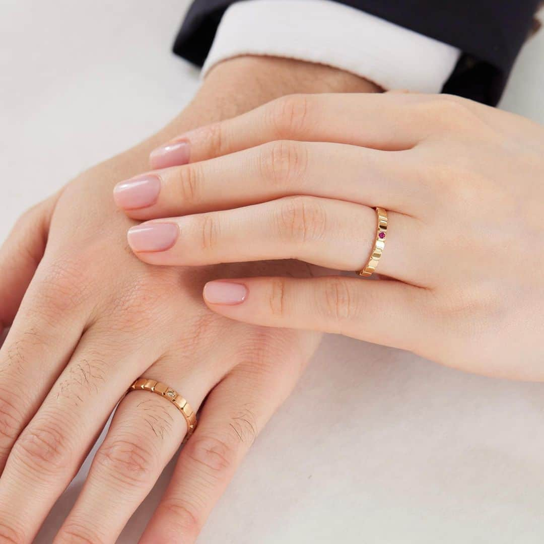 ヴァンドーム青山さんのインスタグラム写真 - (ヴァンドーム青山Instagram)「. 【 VENDOME AOYAMA BRIDAL 】 Personalized Marriage Ring  アニバーサリーストーン（誕生石）をメインストーンとしてお選びいただけるパーソナライズド マリッジリング。 リング幅・地金素材・仕上げ・アニバーサリーストーン（誕生石）を組み合わせ、お好みのリングに仕立てていただけます。  デザインは、ブランド名の由来となったフランス・パリ‘ヴァンドーム広場’を上空から見た、八角形のモチーフを美しく連ねた、モダンなストレートアーム。 八角形は「繁栄」「幸運」「幸福」を引き寄せるといわれるラッキーモチーフでもあります。  またすべての八角形の角には、小さな‘ハート’が隠れモチーフに。  程よくカジュアル感のあるデザインは、結婚指輪、ペアリングやアニバーサリーリングにもおすすめです。    ———————— ◇パーソナライズドマリッジリング ・2.5mm幅 ¥99,000～ ・3.0mm幅 ¥126,500～  ————————    ▼ヴァンドーム青山 ブライダル @vendomeaoyama_bridal    #vendomeaoyamabridal #ヴァンドーム青山ブライダル #vendomeaoyama #ヴァンドーム青山 #婚約指輪 #エンゲージリング #結婚指輪 #マリッジリング #パーソナライズドマリッジリング #パーソナルジュエリー #プロポーズ　#プロポーズリング #プレ花嫁 #プレ花嫁準備 #ブライダルフェア #結婚準備 #婚約指輪探し #2024春婚 #2023冬婚  #プレ花嫁さんと繋がりたい #記念日ジュエリー #お守りジュエリー」11月19日 21時50分 - vendomeaoyama_official