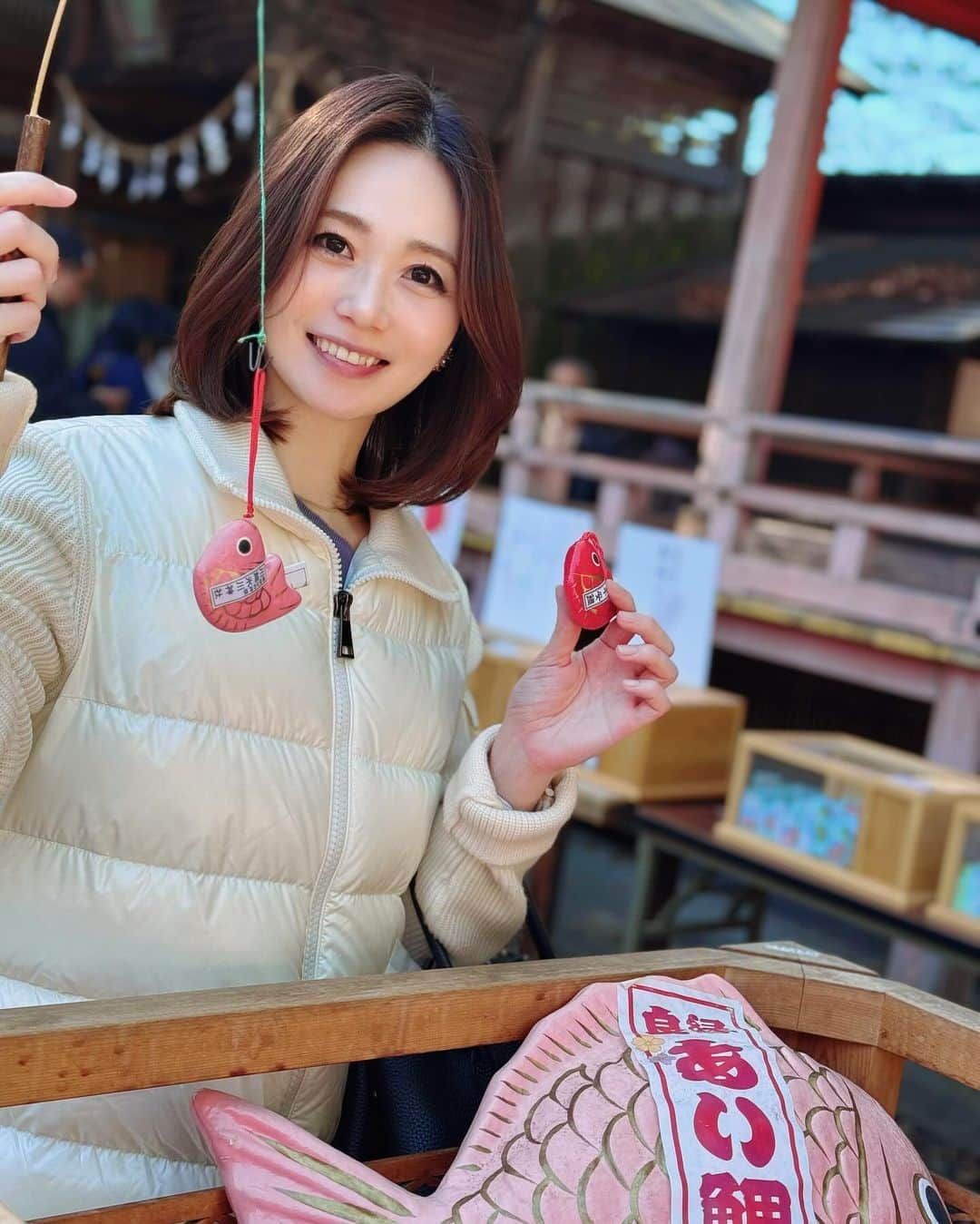 築山可奈のインスタグラム：「. 川越氷川神社へ✨ 鯛みくじ引いてご満悦❤️  あい鯛みくじまで引く傲慢プレイ発揮しました👍 鯛みくじは大吉だったぜ🥰🙌  #川越氷川神社 #鯛みくじ #iphone15pro  #画質綺麗 #大吉でした #ハッピー #幸せ時間❤️#一年安鯛」