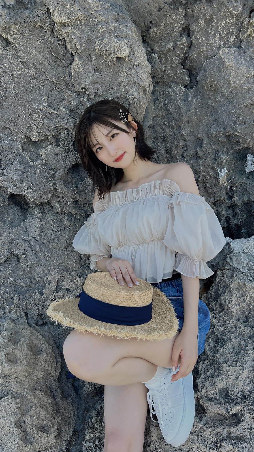 石井陽菜のインスタグラム：「青が澄んでた🏖️☁️  #沖縄 #海 #ボブヘアー #ボブスタイル #ボブアレンジ」