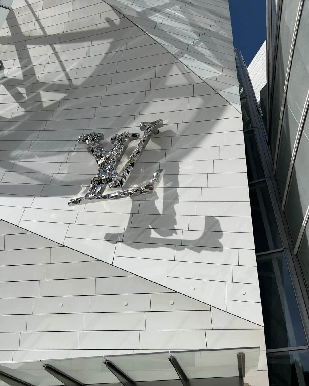 endoyukako さんのインスタグラム写真 - (endoyukako Instagram)「#ゆかフェアート記録 🇫🇷 @fondationlv  #フォンダシオンルイヴィトン  . . パリの市街地から タクシーで20分弱くらいだったかな？ パリブルゴーニュの森の中にある美術館  #fondationlouisvuitton 🌳🍃 ルイ・ヴィトン財団運営の美術館で ガラスをメインにデザインされたという 建物自体もすごく洗練されていて かっこよかったです。美しい。 併設されている公園には ちょっとしたアトラクションとか メリーゴーラウンドもあったりして プチ遊園地のよう。 ひとりフラフラ歩いてたら なんだか映画の世界に入り込んだような 気持ちになって すごーく心満たされた時間になりました。 のどかでとても気持ちよかった。 . フランス語分からないので ほんとに感覚でしか 展示物も見れていないのですが アート鑑賞ということで たまには言葉に囚われず 見たままだけを楽しむのも いいのかなぁと勝手にポジティブに解釈した。笑 私はいつも解説や解釈ばかり 見てしまう傾向があるので。。 . ここでしか買えないグッズも沢山で 大切な人へのお土産に購入しました。 自分のものより 人のものを買う時の方が買い物が捗る😂 自分用にはお買い物バッグ買いました (ほんとにバッグばっかり買ってた笑) . . ちなみに、チケットは前日購入で ギリ買えました！よかった ほんとはもう少し前に買うのが良さそう . . .   #ゆかフェ海外旅行  ============ 𝗉𝗅𝖾𝖺𝗌𝖾 𝖿𝗈𝗅𝗅𝗈𝗐 𝗆𝖾 @123kirin  お酒・おでかけ情報中心に 毎日21時頃更新してます♥ ============ .  #フランス旅行  #パリ観光  #パリ旅行  #Paris  #フランス観光  #ルイヴィトンカフェ  #ルイヴィトン  #購入品紹介  #海外旅行記  #海外旅行 #旅スタグラム  #旅女  #旅女子  #旅行vlog  #旅vlog #louisvuitton  #ヴィトンマニア  #パリ旅行記  #購入品紹介  #購入品記録 #美術館巡り #美術館デート  #美術館めぐり  #美術館」11月19日 21時56分 - 123kirin