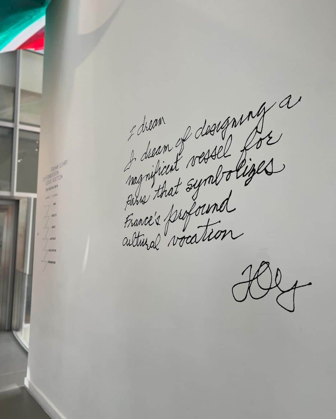 endoyukako さんのインスタグラム写真 - (endoyukako Instagram)「#ゆかフェアート記録 🇫🇷 @fondationlv  #フォンダシオンルイヴィトン  . . パリの市街地から タクシーで20分弱くらいだったかな？ パリブルゴーニュの森の中にある美術館  #fondationlouisvuitton 🌳🍃 ルイ・ヴィトン財団運営の美術館で ガラスをメインにデザインされたという 建物自体もすごく洗練されていて かっこよかったです。美しい。 併設されている公園には ちょっとしたアトラクションとか メリーゴーラウンドもあったりして プチ遊園地のよう。 ひとりフラフラ歩いてたら なんだか映画の世界に入り込んだような 気持ちになって すごーく心満たされた時間になりました。 のどかでとても気持ちよかった。 . フランス語分からないので ほんとに感覚でしか 展示物も見れていないのですが アート鑑賞ということで たまには言葉に囚われず 見たままだけを楽しむのも いいのかなぁと勝手にポジティブに解釈した。笑 私はいつも解説や解釈ばかり 見てしまう傾向があるので。。 . ここでしか買えないグッズも沢山で 大切な人へのお土産に購入しました。 自分のものより 人のものを買う時の方が買い物が捗る😂 自分用にはお買い物バッグ買いました (ほんとにバッグばっかり買ってた笑) . . ちなみに、チケットは前日購入で ギリ買えました！よかった ほんとはもう少し前に買うのが良さそう . . .   #ゆかフェ海外旅行  ============ 𝗉𝗅𝖾𝖺𝗌𝖾 𝖿𝗈𝗅𝗅𝗈𝗐 𝗆𝖾 @123kirin  お酒・おでかけ情報中心に 毎日21時頃更新してます♥ ============ .  #フランス旅行  #パリ観光  #パリ旅行  #Paris  #フランス観光  #ルイヴィトンカフェ  #ルイヴィトン  #購入品紹介  #海外旅行記  #海外旅行 #旅スタグラム  #旅女  #旅女子  #旅行vlog  #旅vlog #louisvuitton  #ヴィトンマニア  #パリ旅行記  #購入品紹介  #購入品記録 #美術館巡り #美術館デート  #美術館めぐり  #美術館」11月19日 21時56分 - 123kirin