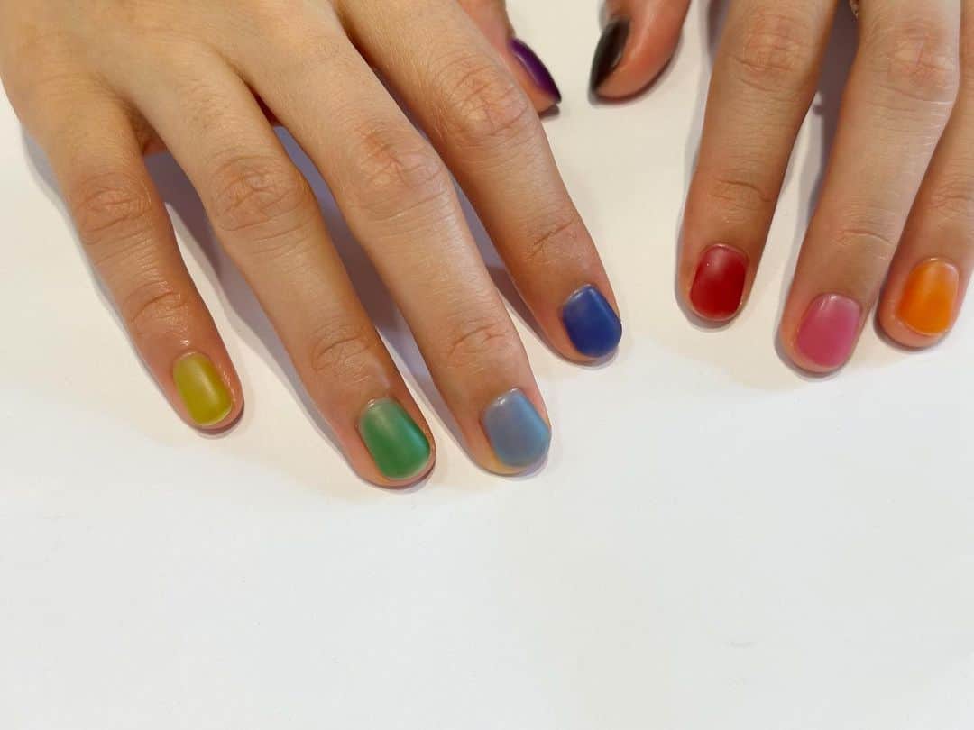 関根祥子のインスタグラム：「カラフルなクリアカラーに マットコート✴︎😌  カラフルなのにしっくり馴染む〜  冬のカラフル〜♡  #mojonail #nail #nails」