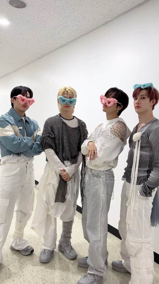 Stray Kidsのインスタグラム：「Too bright🪩 I’m so flashy 😎😎😎😎  #StrayKids #스트레이키즈 #樂_STAR #ROCK_STAR #락 #樂 #LALALALA #COMFLEX #StrayKidsComeback #YouMakeStrayKidsStay」