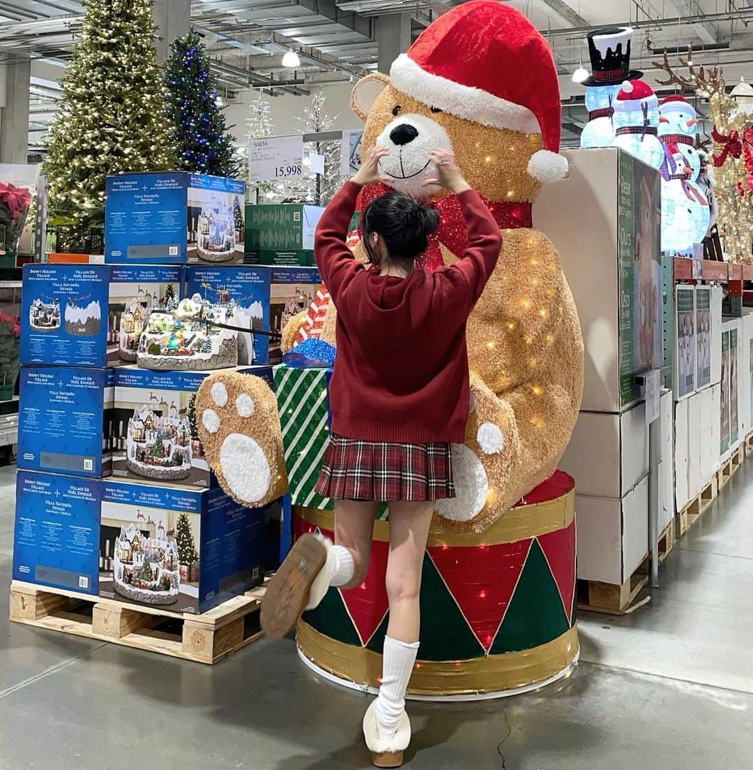 河崎みーなのインスタグラム：「X'mas code♥️🎄🎅🏻✨  お洋服２つともsheinで揃えたからID載せておく🏷 knit : 21632195 skirt : 14196162  ちなみに靴はGRLのやつ! shoes :zr1089 (キャメル) . . . .」