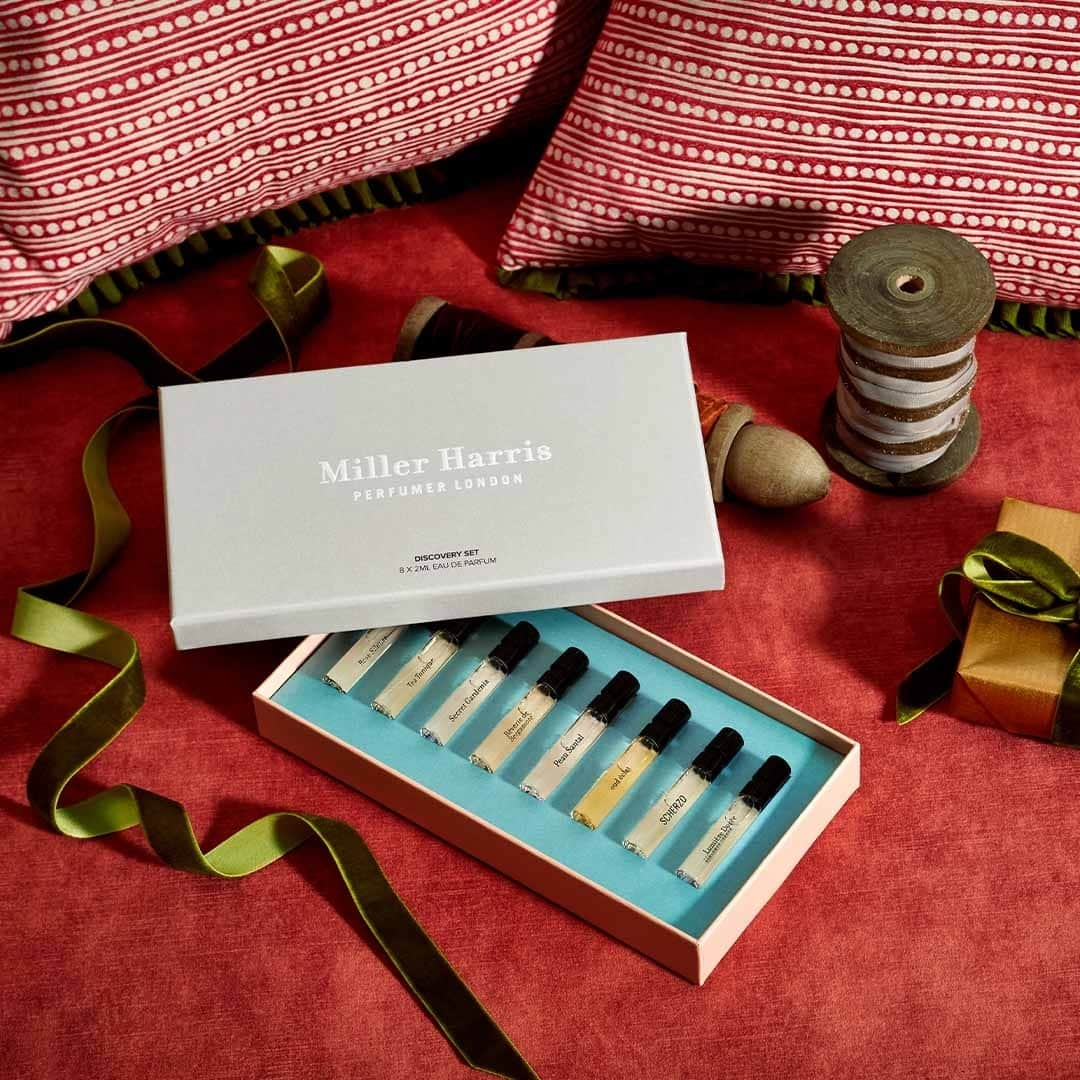 ミラーハリスのインスタグラム：「A gift of discovery... Explore the unique characters of eight of our most loved fragrances with the Miller Harris Discovery Set. As an added bonus, enjoy a £30 voucher that can be used towards the purchase of any full-sized 50ml or 100ml fragrance.」