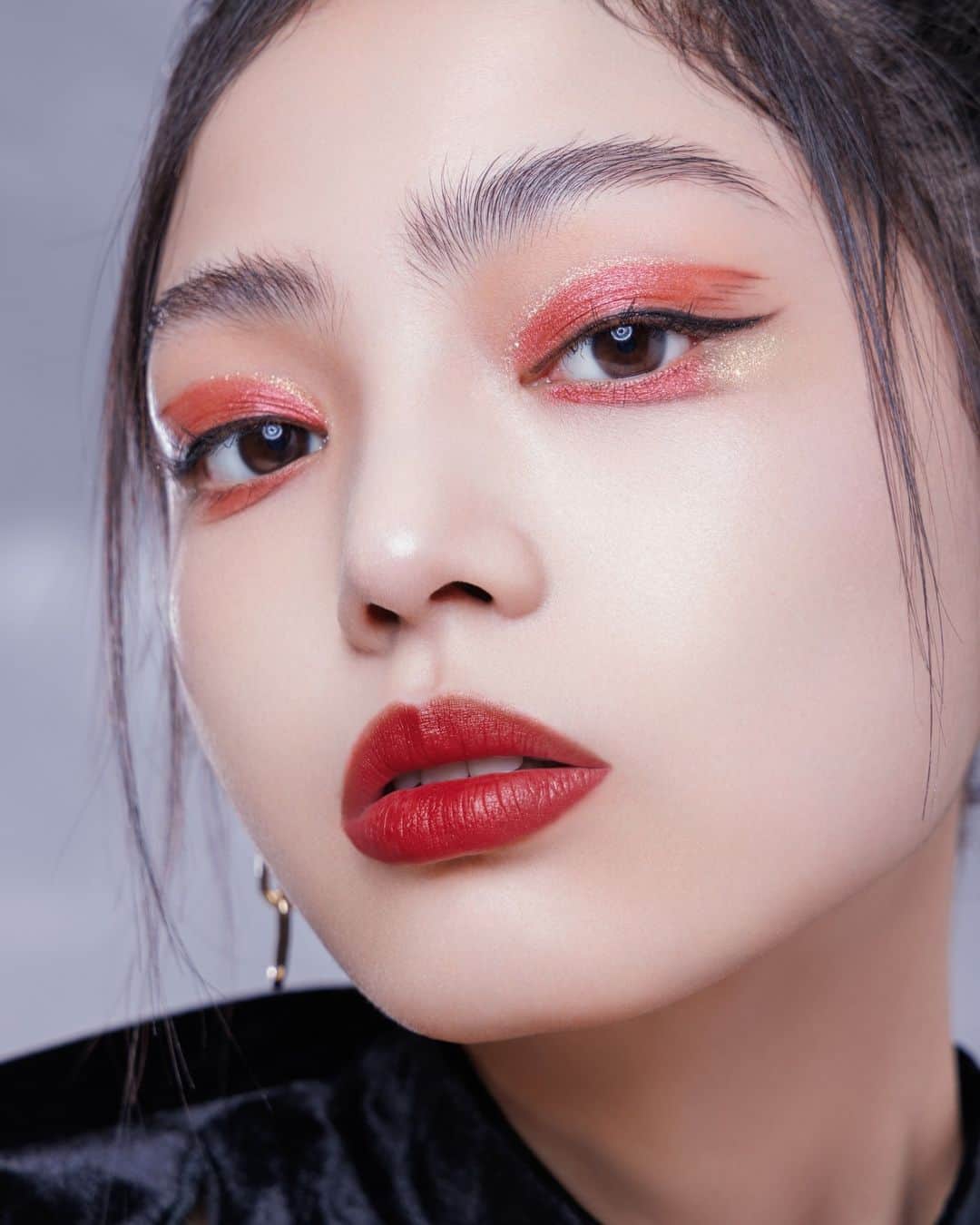 シュウウエムラのインスタグラム：「for those who want to be seen, double down on red.💥 drop a 😍 if you want to try this metallic red makeup style and we'll show you the secrets to making it your own.⁠ ⁠ 注目を集めたい人はレッドメイクを💥  この赤単色のメイクアップスタイルを試したい人は😍 をコメントしてね。⁠ ⁠ makeup artistry by atelier artist @shushupanda.⁠ ⁠ #shuuemura #シュウウエムラ⁠ #shuartistry #shuuemuraartist ⁠ #metallicmakeup」