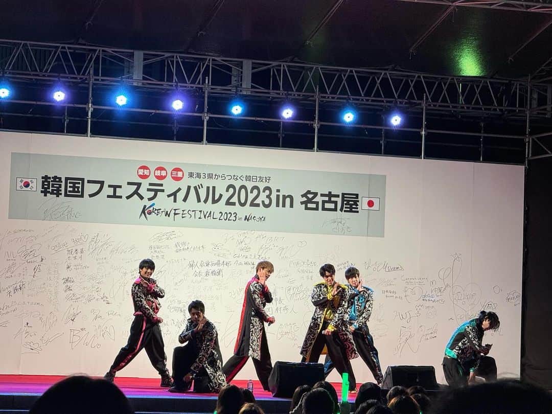 BOYS AND MENさんのインスタグラム写真 - (BOYS AND MENInstagram)「🇰🇷 #韓国フェスティバル 2023in名古屋🇰🇷  ボイメンは2日目最後のステージに立たせていただきました🔥🔥🔥  1曲目は #LeeHi さんの 『#BREATHE 』を #平松賢人 は日本語、 #吉原雅斗 は韓国語 で歌唱🎤✨  そしてボイメンの激アツソングと共に最後までお届けしました‼️💥  金星秀総領事、山口由里(@yuri85s )さんと共に吉原雅斗 3ショットも📸✨ ぜひまた来年も🤣🌟 ありがとうございました🙌  #boysandmen  #ボイメン #広報サポーターズ #駐名古屋大韓民国総領事館」11月19日 22時01分 - boysandmen_official