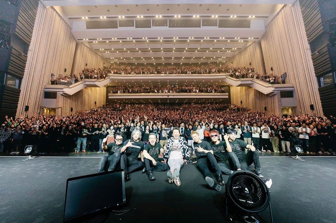 布袋寅泰のインスタグラム：「G VIIツアー@大阪・オリックス劇場2日目終了！同じ会場でも同じセットリストでも同じライブはない。また会うために今日がある。元気でね。また必ず会おう！photo by 山本倫子　　#布袋寅泰 #オリックス劇場　#ギタリズム7ツアー」