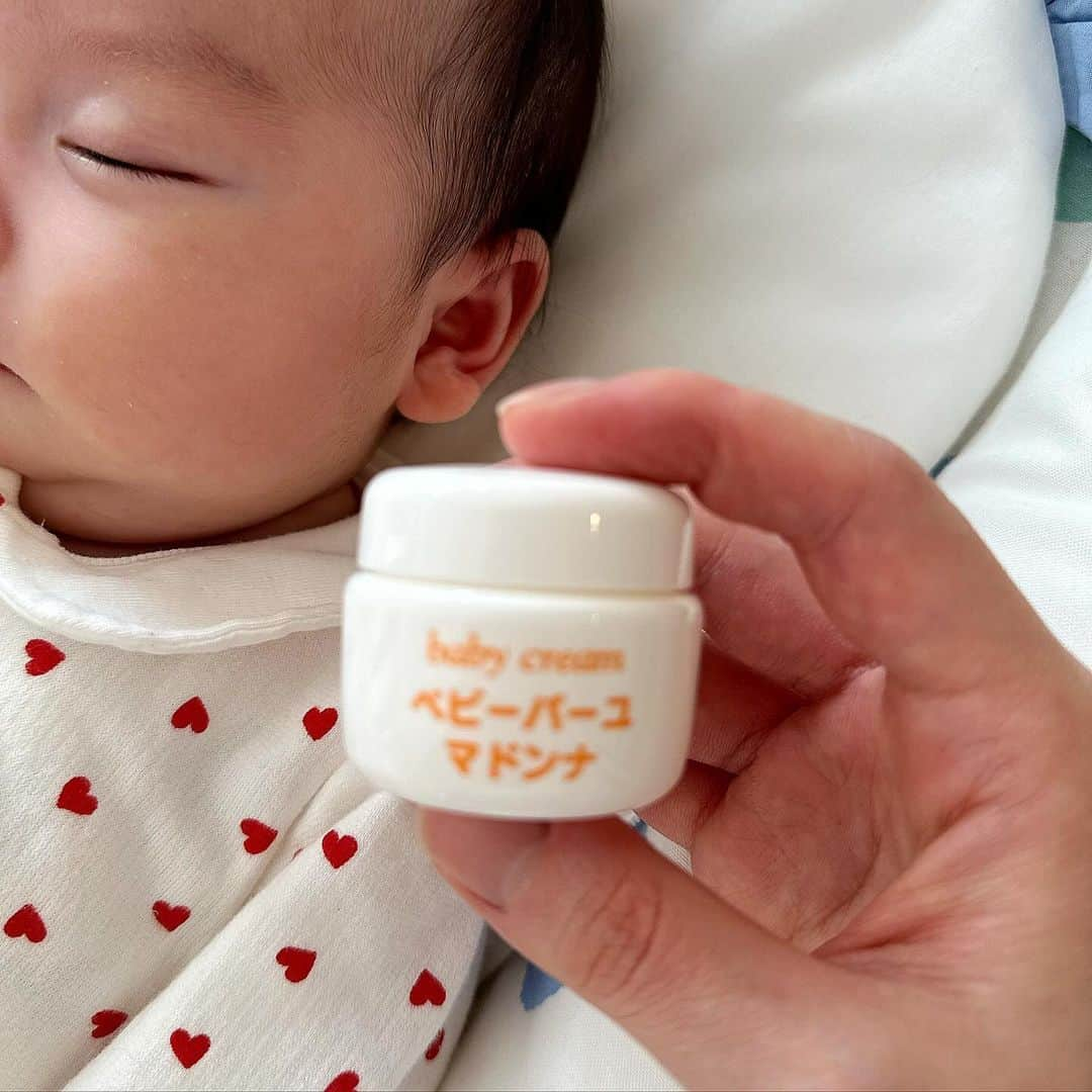 福本沙織さんのインスタグラム写真 - (福本沙織Instagram)「べびの保湿アイテム🧴 ベビー馬油クリーム👶 赤ちゃんの赤くなったおしりの保湿はもちろん ママの乳頭ケアにも使えるのがありがたい🥹 ベタつかないのも嬉しい👏 万が一舐めても安心な成分で全身に使えるし このミニタイプは旅行に持って行きやすい🤩 これからベビを連れてお泊まりに行く時は 必須アイテムになりそう🤭  PR @madonnamore_onlinestore #ベビーバーユ #ベビーバーユマドンナ #ベビークリーム #ベビースキンケア #馬油クリーム #おむつかぶれ #ベビーマドンナ#保湿ケア #馬油 #ベビー用品 #ベビーグッズ #ベビーグラム #赤ちゃん用品 #あかちゃんのいる暮らし」11月19日 22時04分 - saoriiinu918