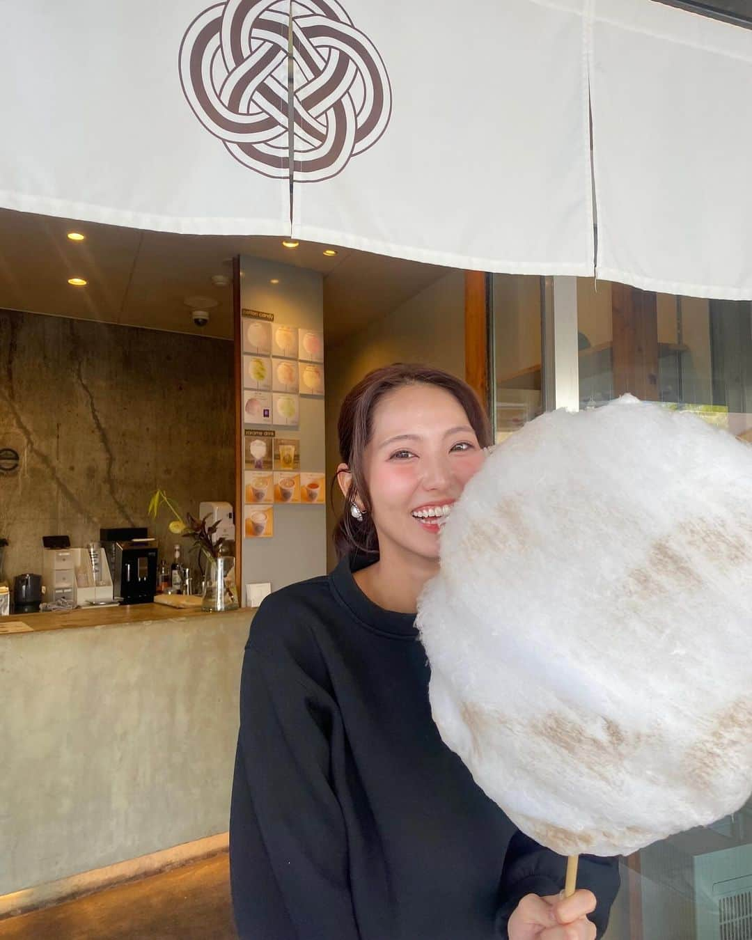 山下七子のインスタグラム：「京都でおっきな綿菓子食べました☁️本当に夢見たいな大きさ☁️こんなふわふわな枕で寝たいなあ〜と思った日🐏  #京都#京都観光#嵐山#嵐山グルメ #嵐山食べ歩き #綿菓子」