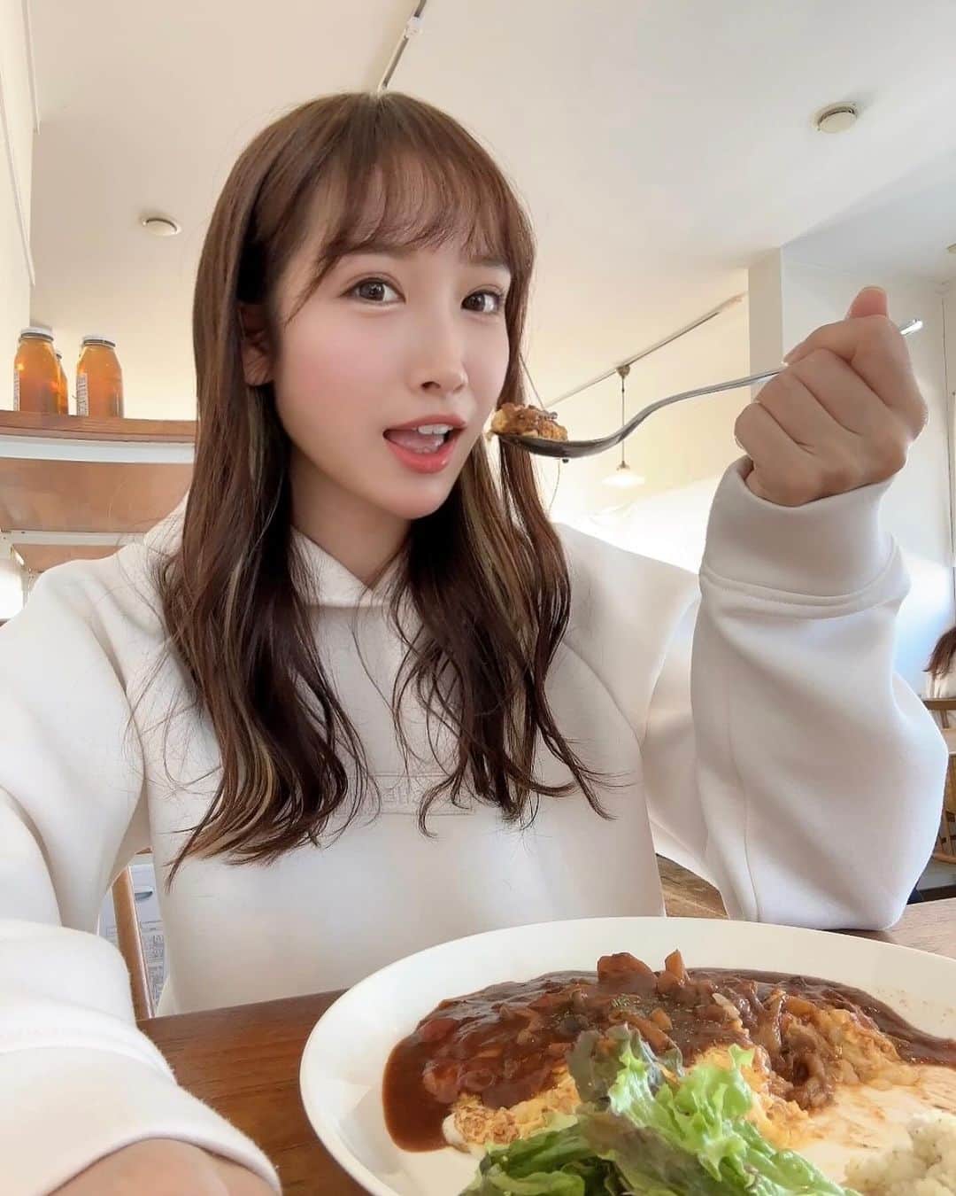 めるのインスタグラム：「キメ顔は飽きてきたと思うので、たまには自然な変な顔も載せてみる。笑  4枚目だけはいつも通り😛  気付けば、今週オムライス2回食べてた🤣  みんなは、オムライス ケチャップ派？デミグラス派？  オムライス好きとしては気になるアンケート🫣 みんなコメントで教えてねー❤️  パーカー @lacheln_official_」