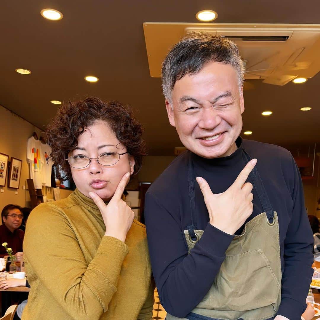 猫沢エミのインスタグラム：「毎回、日本に帰るたびに時間を作る鎌倉訪問。  パリ初期時代の親友一家と過ごすこと。そしてディモンシュ @cvdimanche にカフェ詣することは欠かさない。  日本でいちばん好きなカフェであり〝焙煎刑事（デカ）〟の異名をとる堀内さんのコーヒーは、東京時代から私の心の薬だった。  そんな焙煎刑事から本日〝とっくりデカ〟の称号をいただきました（なんのこっちゃ）😂  ディモンシュはコーヒーはもちろんのこと、オムライスもパフェもばり美味いんですが、さりげないグッツもめちゃかわいいんですよ。  今日はコーヒー豆柄の大判ダブルガーゼハンカチに香ばしさを感じまして購入❗️イラストレーター福田利之さんデザインの幾何学的🫘模様がステキング✨　　　  こちらの素晴らしさを伝えるべく、巨匠フォトグラファーの関ちゃん @sekimegumi とわざわざ由比ヶ浜で撮影を試みましたが、ハンカチのポテンシャルを伝える以前に、頭のとても悪い50代女子の遅れてやってきた青春画像しか撮れませんでした。  四六時中も好きと言って  夢の中へ連れて行って  メルシー鎌倉  みんな愛してるぜ♥️  #東京下町時間　#焙煎刑事　#死ぬまで馬鹿❤︎」