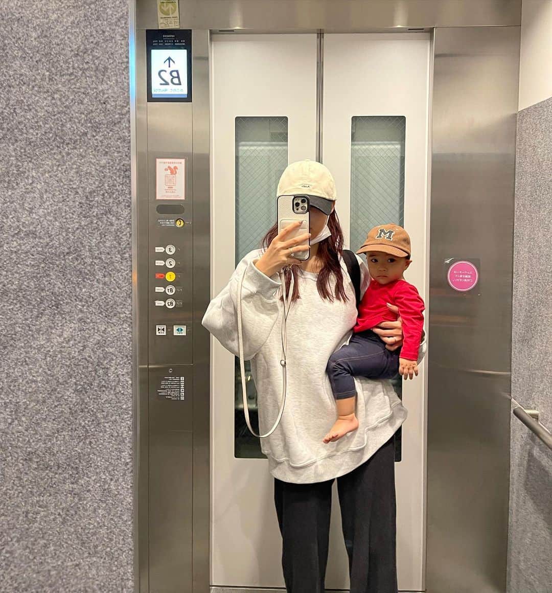 神田咲凛さんのインスタグラム写真 - (神田咲凛Instagram)「最近のデイリーママライフ🤱  最近腕枕されながらbebefinnみるのがお気に入りぽい笑 台湾から帰ってきてからほぼジャージde児童館な日々👶  なので引き続き台湾投稿させてもらいます笑  ベビーヘルメット今使ってるの以外の欲しくて おすすめあったら知りたいでーす🫶 . . . . . . . . . . . . . . . . . . . . . . . . . . . . . . #ママライフ#ママライフカメラ #ママチャリ#ママカメラ#ママコーデ #ママファッション #ママコーディネート #ベビー服#ベビーコーデ #赤ちゃんコーデ #赤ちゃんのいる生活 #赤ちゃんのいる暮らし #育児日記 #育児記録 #ママチャリ#電動自転車 #自転車女子 #遊び場#児童館#1歳女の子 #女の子ベビー#ブラックコーデ #オールブラック#ブーツコーデ」11月19日 22時12分 - t12345vxq