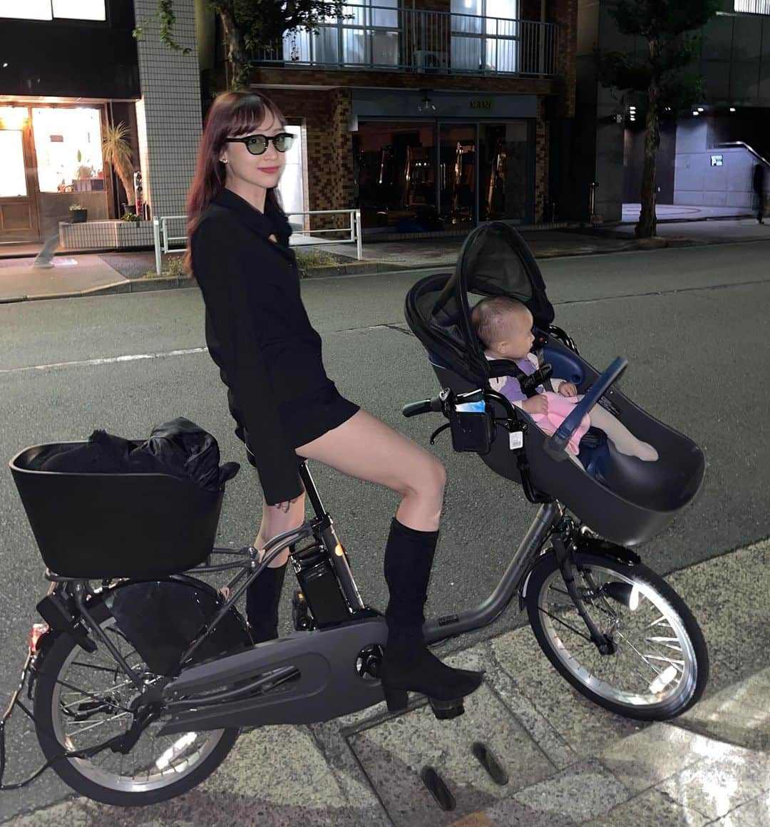 神田咲凛さんのインスタグラム写真 - (神田咲凛Instagram)「最近のデイリーママライフ🤱  最近腕枕されながらbebefinnみるのがお気に入りぽい笑 台湾から帰ってきてからほぼジャージde児童館な日々👶  なので引き続き台湾投稿させてもらいます笑  ベビーヘルメット今使ってるの以外の欲しくて おすすめあったら知りたいでーす🫶 . . . . . . . . . . . . . . . . . . . . . . . . . . . . . . #ママライフ#ママライフカメラ #ママチャリ#ママカメラ#ママコーデ #ママファッション #ママコーディネート #ベビー服#ベビーコーデ #赤ちゃんコーデ #赤ちゃんのいる生活 #赤ちゃんのいる暮らし #育児日記 #育児記録 #ママチャリ#電動自転車 #自転車女子 #遊び場#児童館#1歳女の子 #女の子ベビー#ブラックコーデ #オールブラック#ブーツコーデ」11月19日 22時12分 - t12345vxq
