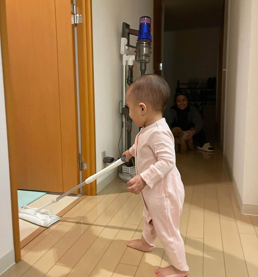 神田咲凛さんのインスタグラム写真 - (神田咲凛Instagram)「最近のデイリーママライフ🤱  最近腕枕されながらbebefinnみるのがお気に入りぽい笑 台湾から帰ってきてからほぼジャージde児童館な日々👶  なので引き続き台湾投稿させてもらいます笑  ベビーヘルメット今使ってるの以外の欲しくて おすすめあったら知りたいでーす🫶 . . . . . . . . . . . . . . . . . . . . . . . . . . . . . . #ママライフ#ママライフカメラ #ママチャリ#ママカメラ#ママコーデ #ママファッション #ママコーディネート #ベビー服#ベビーコーデ #赤ちゃんコーデ #赤ちゃんのいる生活 #赤ちゃんのいる暮らし #育児日記 #育児記録 #ママチャリ#電動自転車 #自転車女子 #遊び場#児童館#1歳女の子 #女の子ベビー#ブラックコーデ #オールブラック#ブーツコーデ」11月19日 22時12分 - t12345vxq