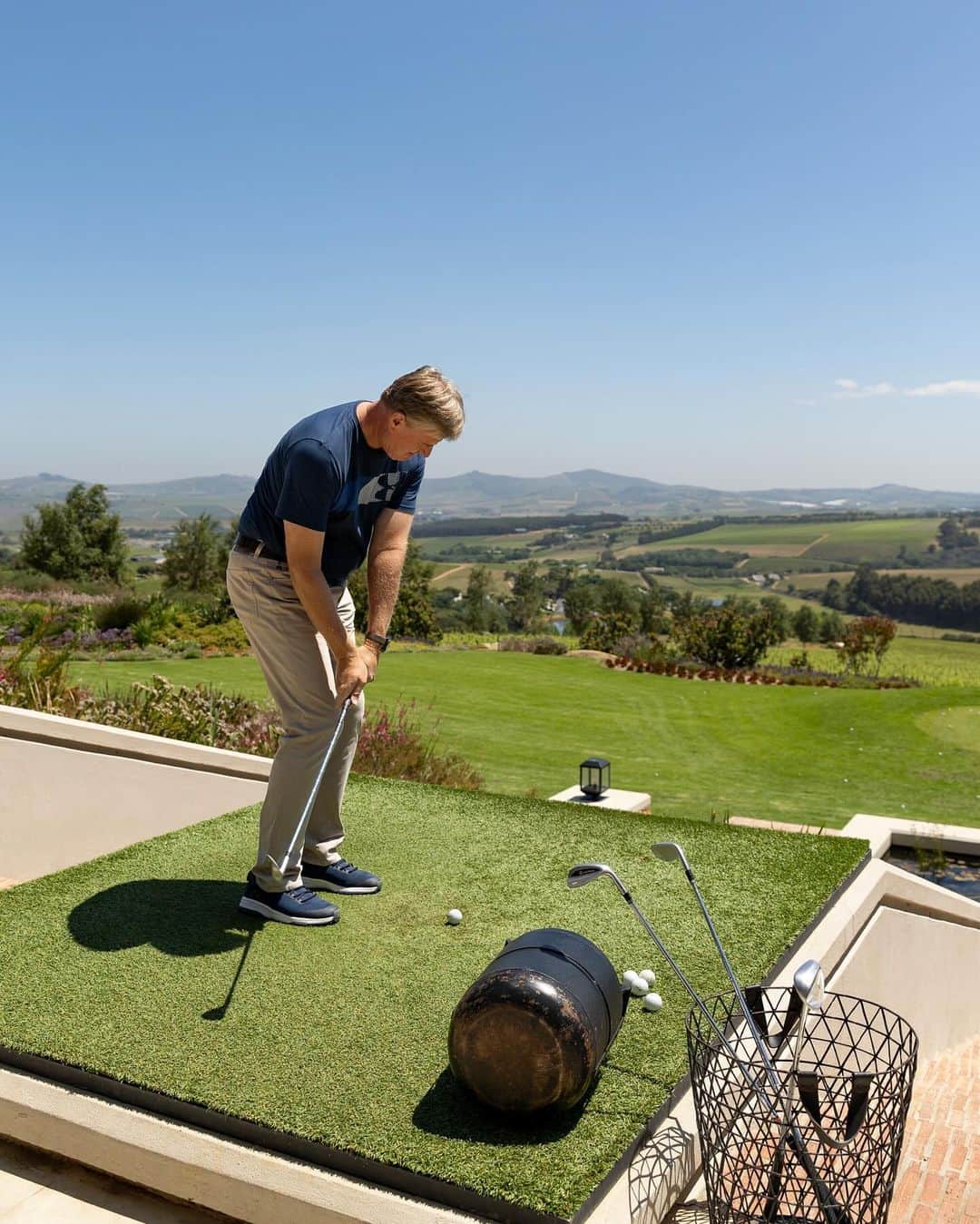 アーニー・エルスのインスタグラム：「IN THE SWING OF IT  We invite you to try your hand at our Tasting Room Chipping Green, just like The Big Easy.  With picturesque views of Stellenbosch and the Helderberg Mountains, it’s easy to see why our namesake, Ernie Els, finds inspiration in every swing.  Several individuals have successfully scored a hole-in-one. Let’s see if you can join this accomplished group!  Our Tasting Room welcomes guests 7 days a week from 10h00 until 17h00. The last tasting is served at 16h00 from Monday to Saturday; and at 15h00 on Sundays.  Bookings are only essential for groups larger than 8 people.  #ernieelswines #rewardtheexceptional #ernieels #bigeasy #visitstellenbosch #helderberg」