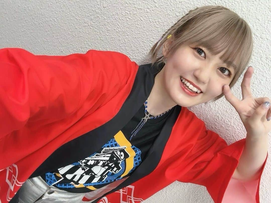 高木美佑さんのインスタグラム写真 - (高木美佑Instagram)「2023.11.18🏮💙  ANIMAX MUSIX 2023  DJ和さんと一緒にB2Bなスタイルで ステージにも出演させていただきましたっ🥳 まさか作品も背負わず個人のDJとしてこのステージに立たせていただくことになる日が来るとは…！！  そして4年振りの声出し復活というタイミングで。 イヤモニも無く直でのみんなの熱い生声、すんごかったよぉ〜〜！！！！ 大好きなANIMAX MUSIXに今までにない形で関わらせていただけて大変光栄でした🎧楽しかったーーー！  今回のテーマが「祭り」ということで 法被を着せてもらってお祭り感満載にっ❤️‍🔥  法被とライブT以外は私物でしたが キラキラ好きなのでキラッキラのネックレスとミニスカートを衣装っぽく着れて嬉しかった🌟 ブーツも珍しくヒールありだけど楽ちんな厚底を今年ゲットしたのでスタイル盛り盛り🕺  あと、本編ステージ前にメイク直しへ行ったタイミングで メイクさんが時間あるからゆかいな感じに三つ編み増やしてみよ〜！って言ってくれて 後ろまでガッツリアレンジしていただいちゃいました☺️ この長さでもいけちゃうのすごい！！ はっぴー法被お祭り女完成👏👏  アーティストの皆様も本当に素敵だったし お友達もたくさんいて一日中ずっと幸せでした💗 お友達とのオフショット写真はX(いまだに言い慣れない)に上げたのでそちらもチェックしてね。  またいつか何かの形で出演させていただける日が来ますように🙏✨️ ありがとうございましたっ！  #ANIMAXMUSIX #みゅー服 #ootd #ヘアメイク #三つ編みいっぱい」11月19日 22時08分 - miyu_takagi