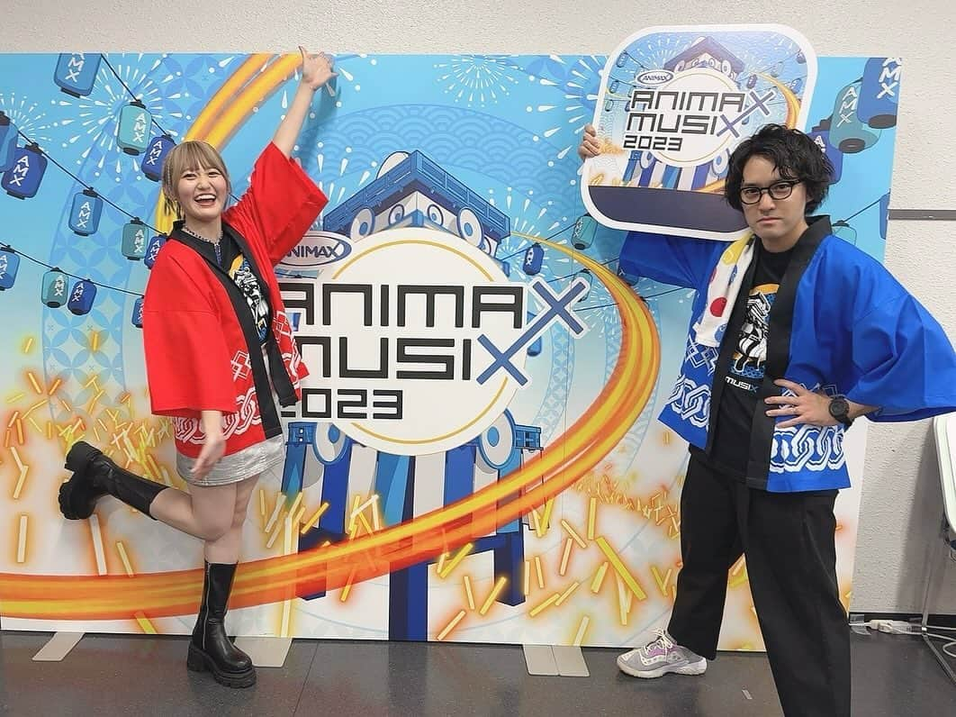 高木美佑さんのインスタグラム写真 - (高木美佑Instagram)「2023.11.18🏮💙  ANIMAX MUSIX 2023  DJ和さんと一緒にB2Bなスタイルで ステージにも出演させていただきましたっ🥳 まさか作品も背負わず個人のDJとしてこのステージに立たせていただくことになる日が来るとは…！！  そして4年振りの声出し復活というタイミングで。 イヤモニも無く直でのみんなの熱い生声、すんごかったよぉ〜〜！！！！ 大好きなANIMAX MUSIXに今までにない形で関わらせていただけて大変光栄でした🎧楽しかったーーー！  今回のテーマが「祭り」ということで 法被を着せてもらってお祭り感満載にっ❤️‍🔥  法被とライブT以外は私物でしたが キラキラ好きなのでキラッキラのネックレスとミニスカートを衣装っぽく着れて嬉しかった🌟 ブーツも珍しくヒールありだけど楽ちんな厚底を今年ゲットしたのでスタイル盛り盛り🕺  あと、本編ステージ前にメイク直しへ行ったタイミングで メイクさんが時間あるからゆかいな感じに三つ編み増やしてみよ〜！って言ってくれて 後ろまでガッツリアレンジしていただいちゃいました☺️ この長さでもいけちゃうのすごい！！ はっぴー法被お祭り女完成👏👏  アーティストの皆様も本当に素敵だったし お友達もたくさんいて一日中ずっと幸せでした💗 お友達とのオフショット写真はX(いまだに言い慣れない)に上げたのでそちらもチェックしてね。  またいつか何かの形で出演させていただける日が来ますように🙏✨️ ありがとうございましたっ！  #ANIMAXMUSIX #みゅー服 #ootd #ヘアメイク #三つ編みいっぱい」11月19日 22時08分 - miyu_takagi