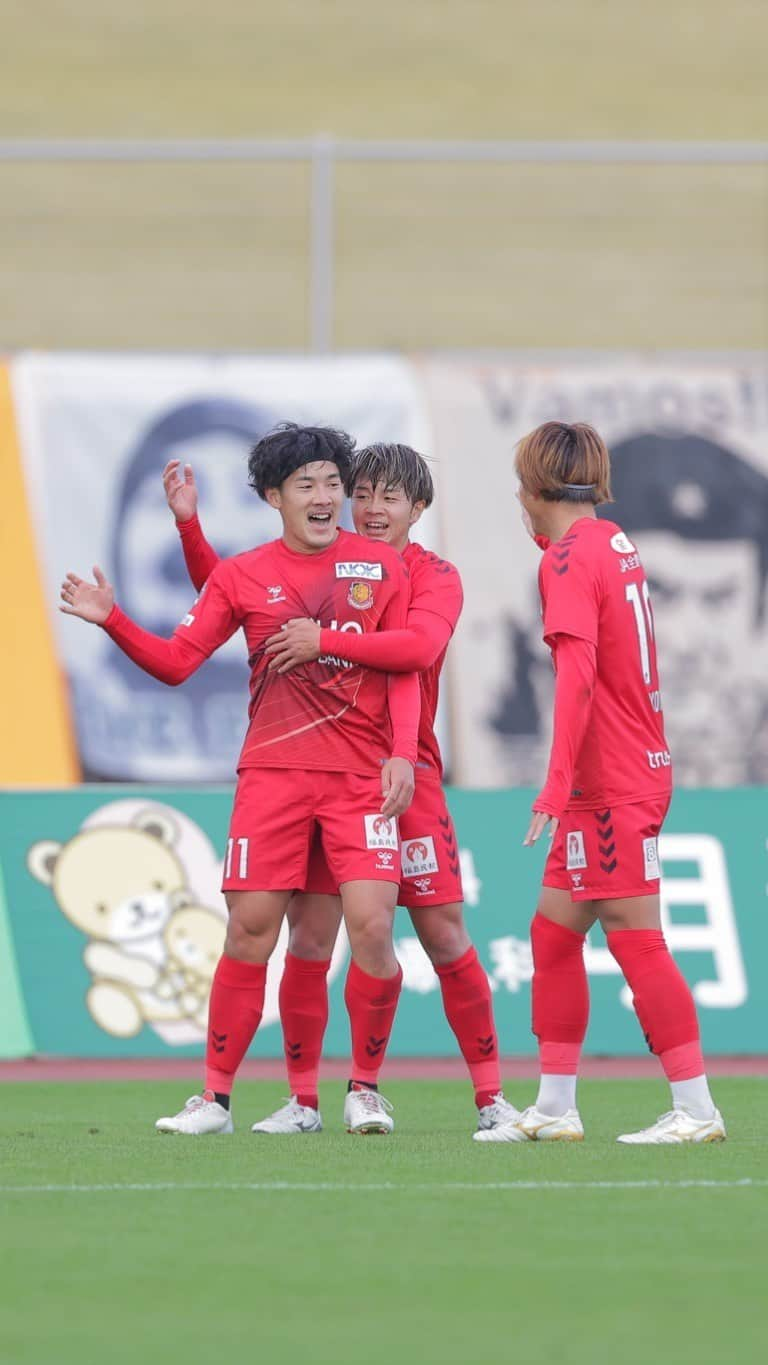 福島ユナイテッドFCのインスタグラム：「𝙂𝙊𝘼𝙇 𝙎𝘾𝙀𝙉𝙀 #雪江悠人 選手  前半24分、#森晃太 選手の縦パスに抜け出した #雪江悠人 選手がドリブルでペナルティエリア内まで侵入し、相手DFを交わして左足を振り抜く。 ボールは右ポストに当たってゴールに吸い込まれ、チームを勢いづける先制点を決めた！⚽️❤️‍🔥✨  #1119愛媛 #一心一積 #福島ユナイテッド #fufc #福島 #Jリーグ #jleague #サッカー #soccer #⚽️」