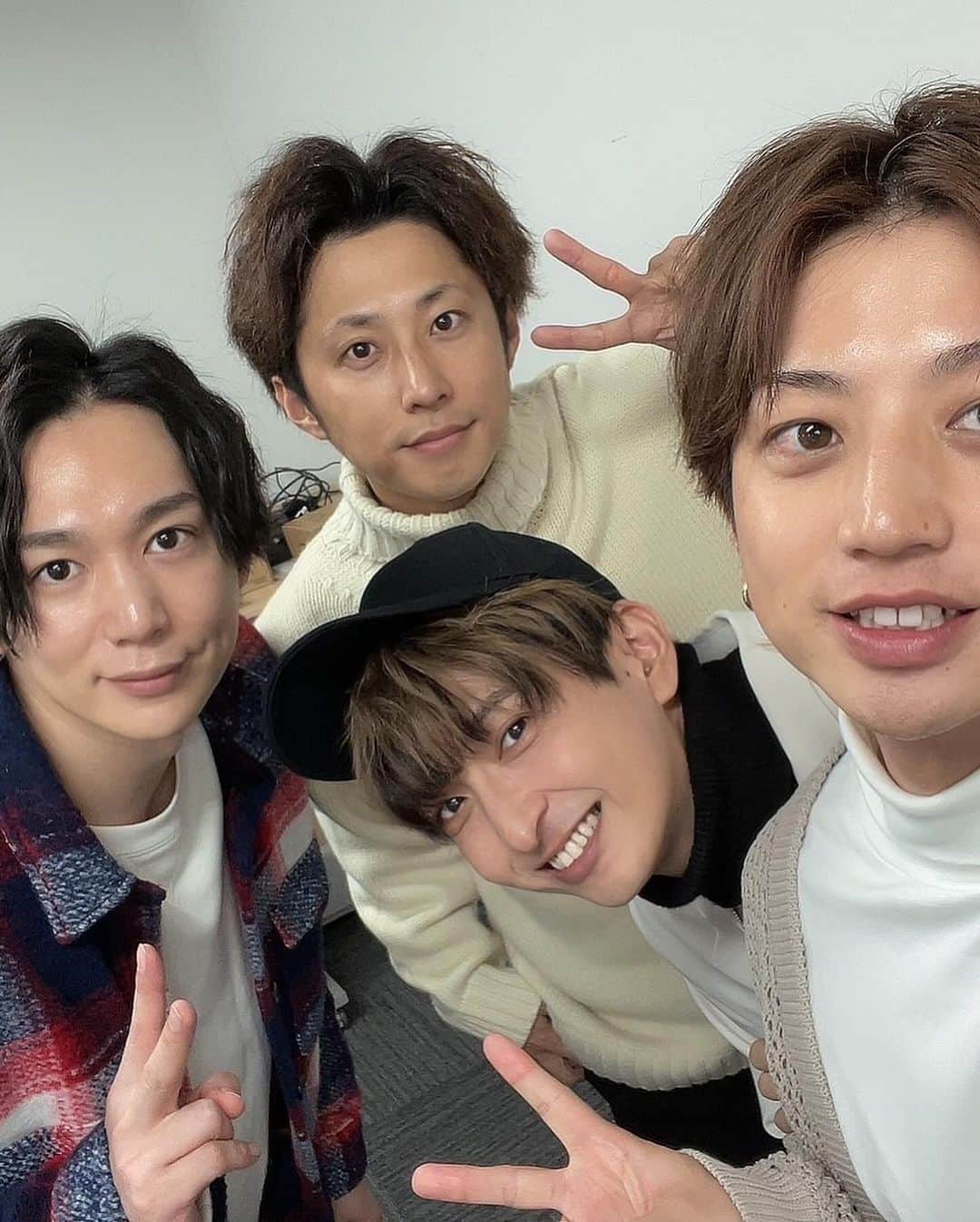 小笠原健のインスタグラム：「メンズヘラクレス 約１年ぶりの 京橋エドグラン野外LIVE  めちゃめちゃ最高に楽しかったです🥰 エドグラン様、北原さん そして会場に来てくれた ファンの皆様、寒い中 本当にありがとうございました‼️  また来春お会いしましょう🥰👍  今年は残すところ 11月29日から12月3日の舞台 『村長』中野theポケットと （佑くんと一緒😆）  12月23日（土曜日）には 今年ラスト、ケンミ忘年会を 開催する事が決定しました‼️👇  https://tiget.net/events/282252  （プロフィールにもURL記載しました）  ぜひ遊びに来て下さいね🍻 食べて飲んでダーツしてビンゴしての 大忘年会を開催します👍 今年もあと少し、 たくさんお世話になりました‼️  年の瀬も楽しく過ごしたいですね🥰」