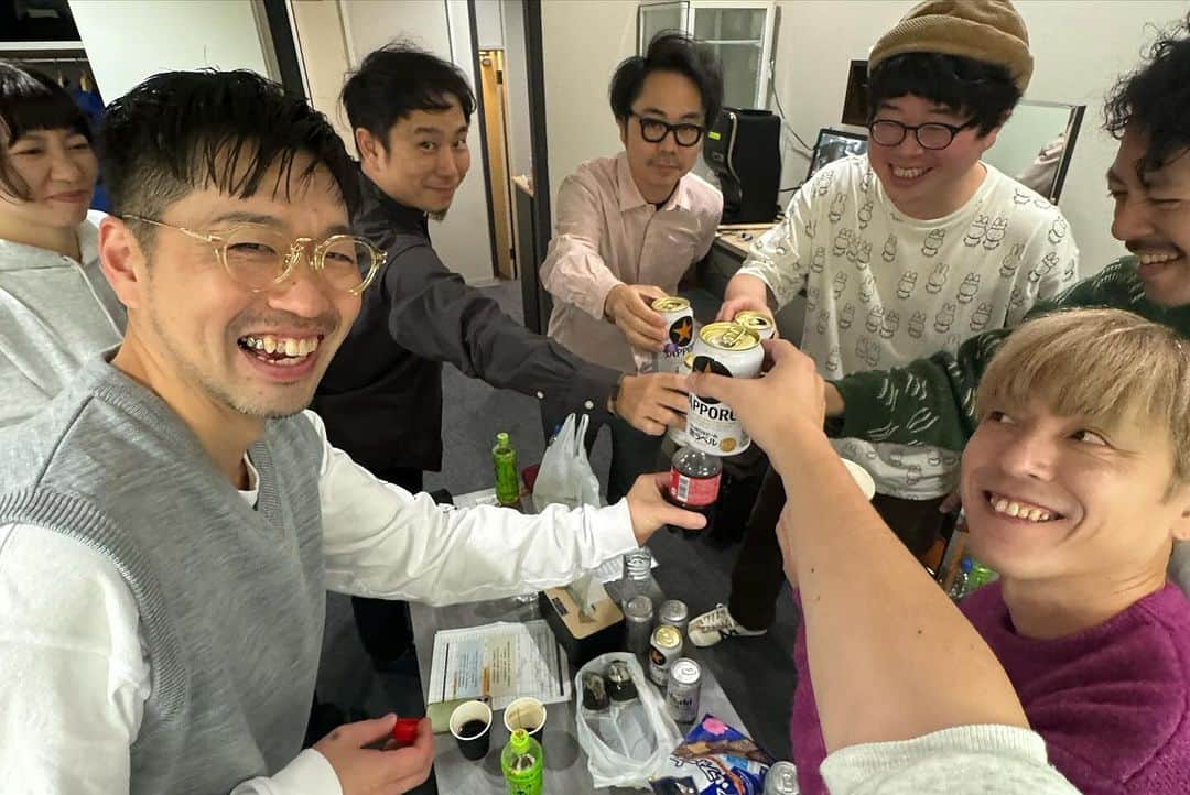 佐々木良さんのインスタグラム写真 - (佐々木良Instagram)「出演が決まってからずっと楽しみにしていたGOOD BYE APRILとの２マン『What a Harmony VOL3』楽しく楽しく終了。 急激に距離が縮まり、サークルノリで企画から当日までずっと楽しかったですね。こういう感じは久しぶり。  遡れば最初にオファーを頂いたのが2021年10月頃。 そのときは諸般の事情でお断りしたものの、このまま疎遠になってはもったいないと直近のライブチケットを買って観に行ったのがちょうど2年前、2021年の11月19日でした。（その日は昼間に歌舞伎を観に行って夜GOOD BYE APRILという振り幅） その後もラジオでも何度かかけさせてもらい、倉品くんにまほろ座に遊びに来てもらったり、少しづつ距離を縮めての昨日でした。 音楽的なシンパシーを感じたのはもちろんのこと、4人のメンバーが揃いも揃ってキャラが立っていて、ノリもよく、我々おじたちのしょーもないボケにもちゃんとリアクションをくれたり、とにかくリスペクトを全面に出してくれるので、そりゃあもう先輩としては気持ち良いことこの上なし。  GOOD BYE APRILチームはスタッフ含め全員が出来れば打ち上がって帰りたい人たちという素晴らしいチームワーク。 昨日は自分はたまたま電車移動だったので、終電までの僅かな時間軽く打ち上げに参加することができたんですが、キンモクセイチーム2人（私、イトケン）に対してGBAチームの出席率の高さよ笑  自分は基本的に呑んで帰りたい人なんですが、歳を取るにつれ車移動が多くなり、飲酒に対する気力体力の衰えも顕著に。 ライブハウスで働くようになって8年、昔は会場打ち上げも多かったし、楽屋でのんびり缶ビールで乾杯することも多かった。 コロナ禍を経たことによって、最近はライブが終わって楽屋の荷物と機材をささっと片付けてスマートに帰るベテランアーティストが増えてきて、自分もそこに新たな美学を見出していたところもありました。  しかし昨日はなにか忘れかけていた熱いものを思い出したような、そんな一日でした。 ありがとうGOOD BYE APRIL。  って何の話だこれ。  #こんなもんで終わりだと思ったら大まちguys」11月19日 22時19分 - ryosasaki