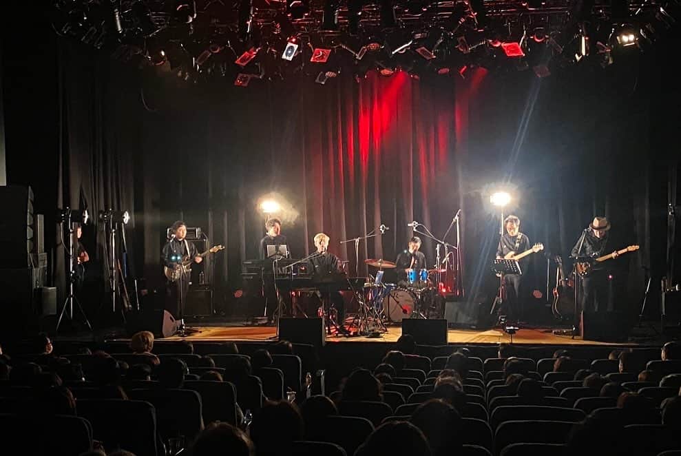 佐々木良さんのインスタグラム写真 - (佐々木良Instagram)「出演が決まってからずっと楽しみにしていたGOOD BYE APRILとの２マン『What a Harmony VOL3』楽しく楽しく終了。 急激に距離が縮まり、サークルノリで企画から当日までずっと楽しかったですね。こういう感じは久しぶり。  遡れば最初にオファーを頂いたのが2021年10月頃。 そのときは諸般の事情でお断りしたものの、このまま疎遠になってはもったいないと直近のライブチケットを買って観に行ったのがちょうど2年前、2021年の11月19日でした。（その日は昼間に歌舞伎を観に行って夜GOOD BYE APRILという振り幅） その後もラジオでも何度かかけさせてもらい、倉品くんにまほろ座に遊びに来てもらったり、少しづつ距離を縮めての昨日でした。 音楽的なシンパシーを感じたのはもちろんのこと、4人のメンバーが揃いも揃ってキャラが立っていて、ノリもよく、我々おじたちのしょーもないボケにもちゃんとリアクションをくれたり、とにかくリスペクトを全面に出してくれるので、そりゃあもう先輩としては気持ち良いことこの上なし。  GOOD BYE APRILチームはスタッフ含め全員が出来れば打ち上がって帰りたい人たちという素晴らしいチームワーク。 昨日は自分はたまたま電車移動だったので、終電までの僅かな時間軽く打ち上げに参加することができたんですが、キンモクセイチーム2人（私、イトケン）に対してGBAチームの出席率の高さよ笑  自分は基本的に呑んで帰りたい人なんですが、歳を取るにつれ車移動が多くなり、飲酒に対する気力体力の衰えも顕著に。 ライブハウスで働くようになって8年、昔は会場打ち上げも多かったし、楽屋でのんびり缶ビールで乾杯することも多かった。 コロナ禍を経たことによって、最近はライブが終わって楽屋の荷物と機材をささっと片付けてスマートに帰るベテランアーティストが増えてきて、自分もそこに新たな美学を見出していたところもありました。  しかし昨日はなにか忘れかけていた熱いものを思い出したような、そんな一日でした。 ありがとうGOOD BYE APRIL。  って何の話だこれ。  #こんなもんで終わりだと思ったら大まちguys」11月19日 22時19分 - ryosasaki