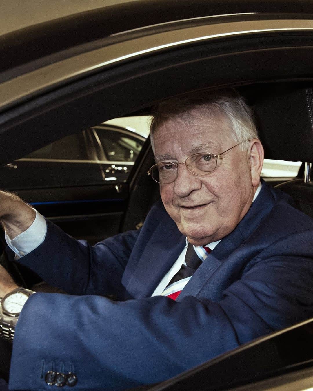のインスタグラム：「Met verdriet heeft PSV kennis genomen van het overlijden van Wim van der Leegte. De oprichter en voormalig president-directeur van de VDL Groep is in de nacht van zaterdag op zondag plotseling overleden.   PSV wenst alle nabestaanden veel sterkte met dit verlies.」
