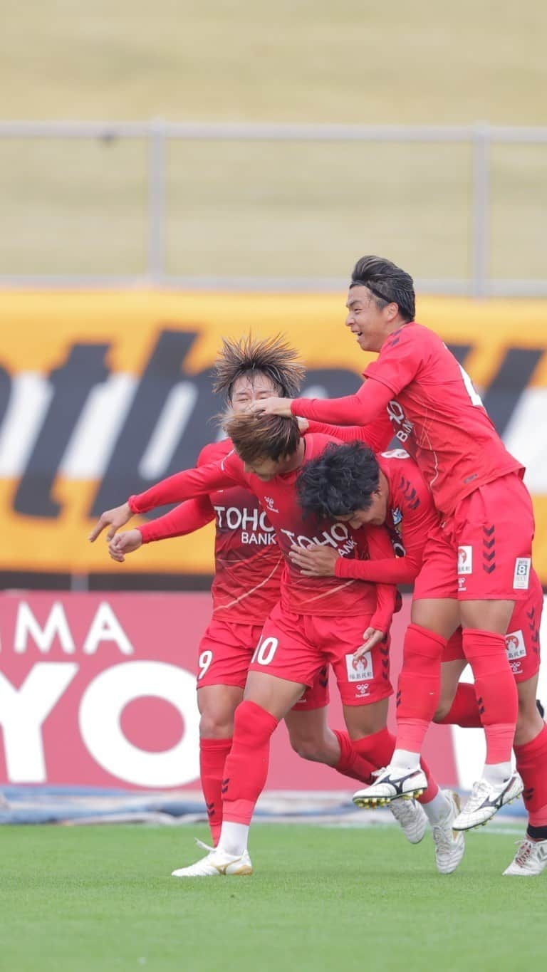 福島ユナイテッドFCのインスタグラム：「𝙂𝙊𝘼𝙇 𝙎𝘾𝙀𝙉𝙀 #森晃太 選手  前半29分、#塩浜遼 選手のスルーパスに抜け出した #森晃太 選手が、見事なテクニックで２人を交わすと、最後は落ち着いてゴール左隅へ流し込み追加点を決めた！  森選手にとってこれが今季2得点目に！🤩👏🏻❤️‍🔥  #1119愛媛 #一心一積 #福島ユナイテッド #fufc #福島 #Jリーグ #jleague #サッカー #soccer #⚽️」