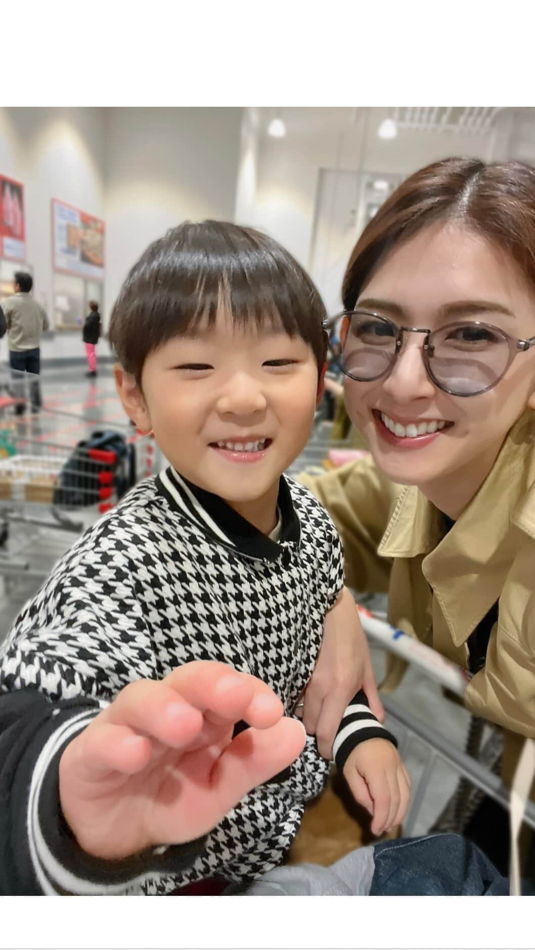 井上麻衣のインスタグラム：「この前雨で行けなかった天王寺動物園🐘 シロクマ🐻‍❄️の大ジャンプが可愛すぎました☺️💕  . . . . #tennojizoo#tennoji#animals  #天王寺#てんしば#天王寺動物園  #てんのうじどうぶつえん#家族の時間  #4児ママ#4児の母#4児のママ」