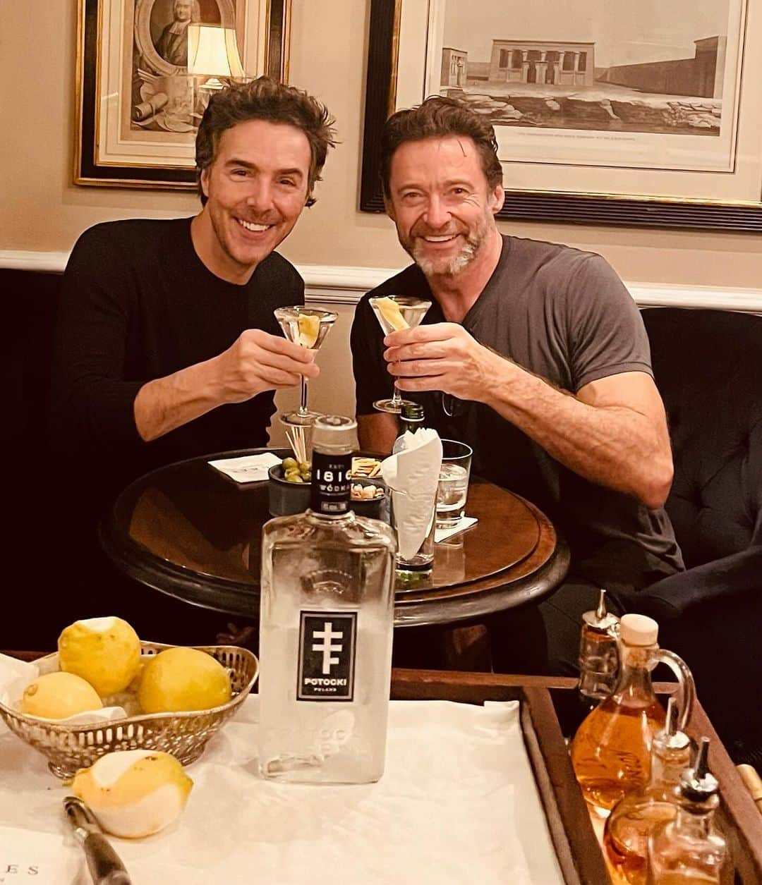 ヒュー・ジャックマンのインスタグラム：「In a very important production meeting with @slevydirect.  @dukesbarlondon」