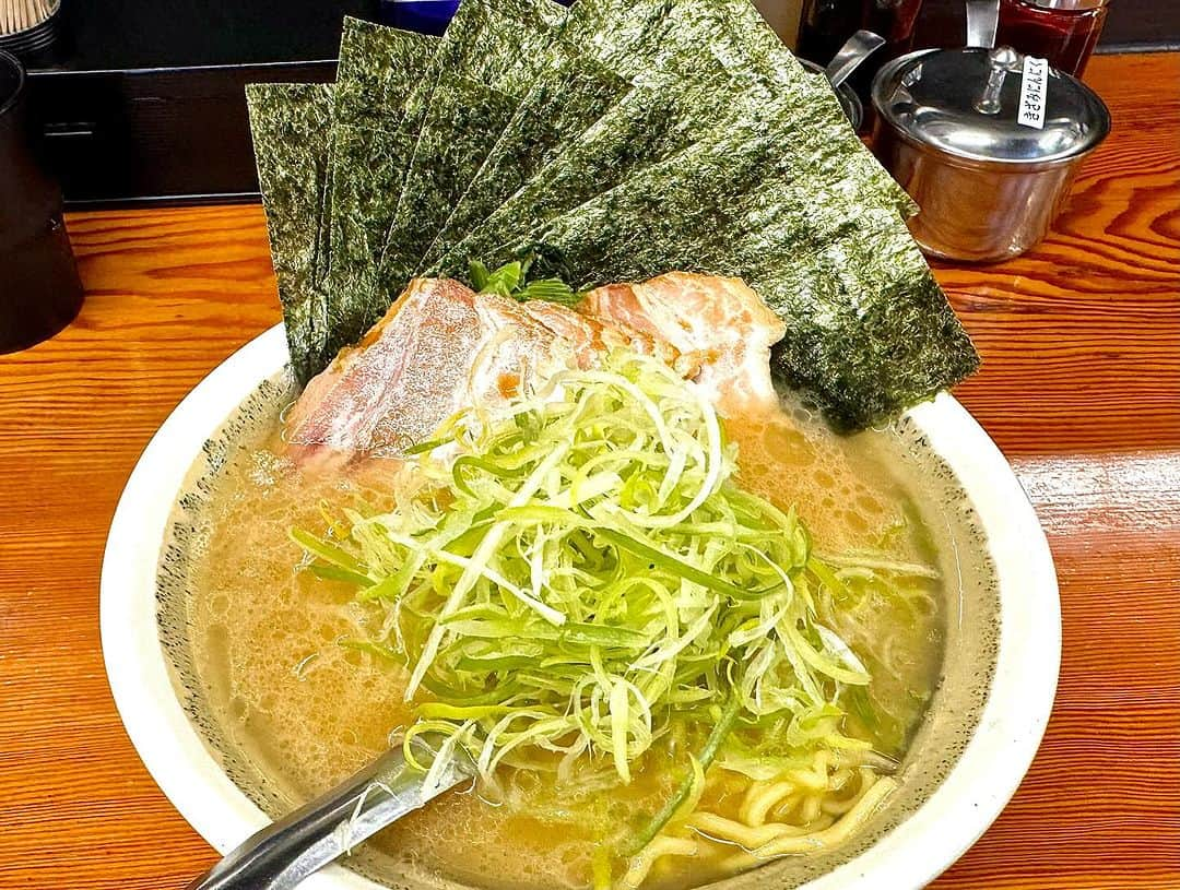 省吾のインスタグラム：「釣りからのカマリヤ大将‼️ 秀さんのラーメンはやっぱり最高‼️ チャーシュー麺に海苔トッピングで 1000円はかなり高コスパ😍👍」