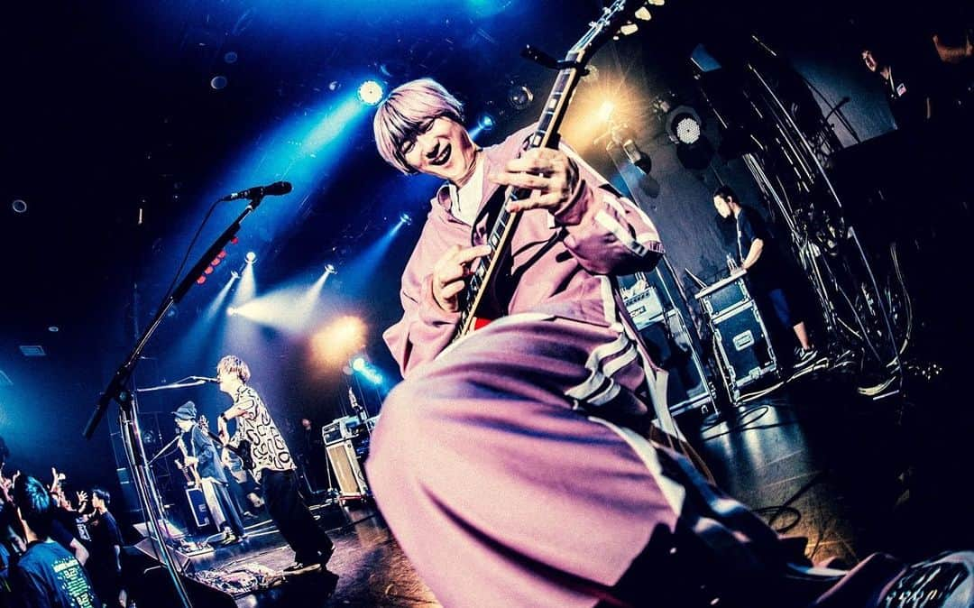 BLUE ENCOUNTさんのインスタグラム写真 - (BLUE ENCOUNTInstagram)「. 『BLUE ENCOUNT 2MAN TOUR2023 ASSEMBLE A NEW AGE』 @ 高松festhalle  w / THE ORAL CIGARETTES  Guest Bassist / 下上貴弘(アルカラ) @smgm_desu   📸@yamada_mphoto」11月19日 22時18分 - blueencount_official