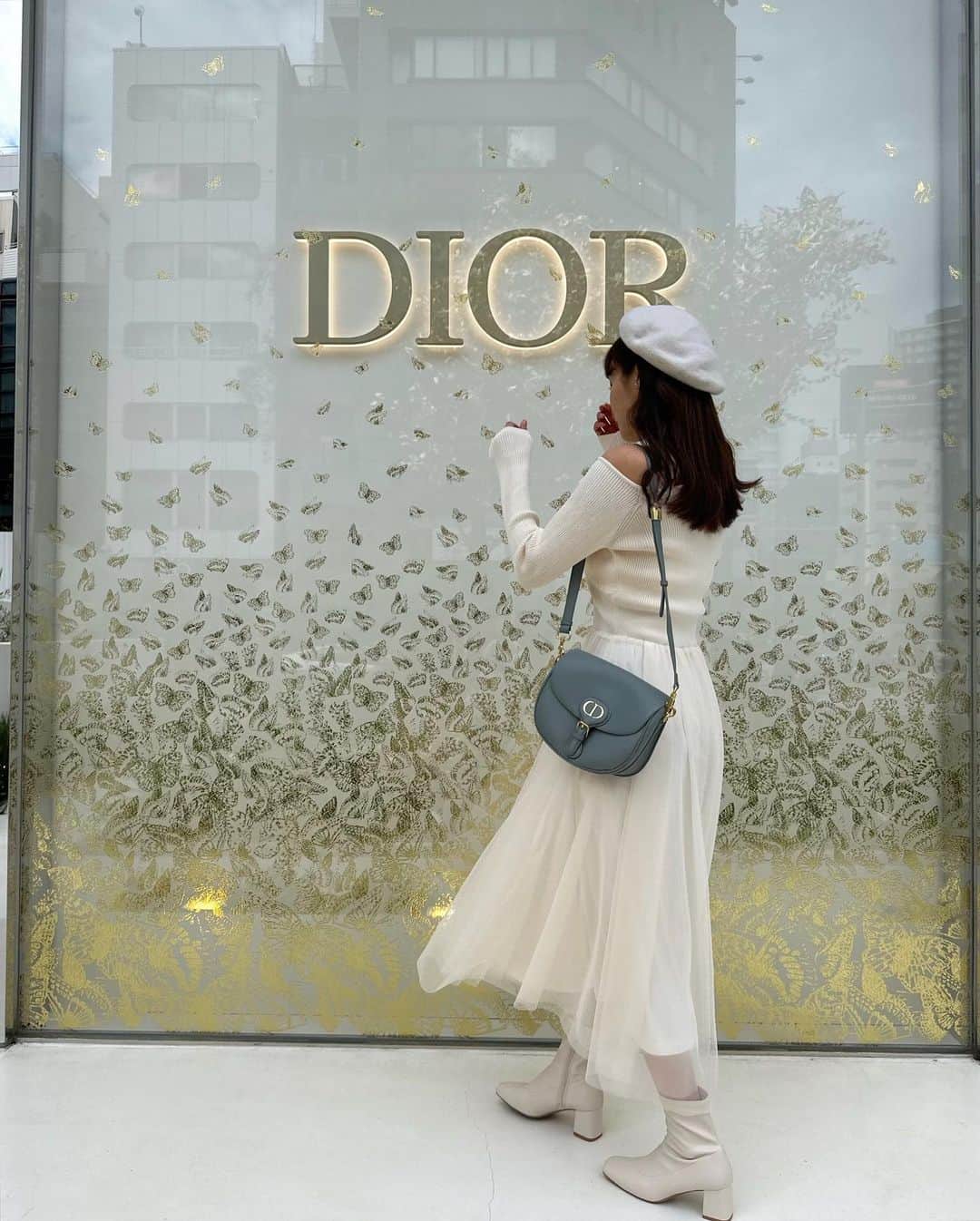 計良日向子（ひなひ）さんのインスタグラム写真 - (計良日向子（ひなひ）Instagram)「. Dior ホリデーポップアップショップ❄️🤍 . . . 昨日から始まったポップアップに 行ってきたよ🎄🕊 ホワイトとゴールドの世界観で可愛い、、！ オールホワイトコーデにしたよ🤍 来てる方もホワイトコーデの方たくさんで 可愛すぎる空間だった⛄️ . . . 👗ワンピース @mercuryduo_com . 👢ブーツ @gu_for_all_ . . . . #表参道カフェ #ホワイトコーデ #mercuryduo #マーキュリーデュオ #gu_for_all #ジーユー #ジーユーコーデ」11月19日 22時28分 - kerahinako1105