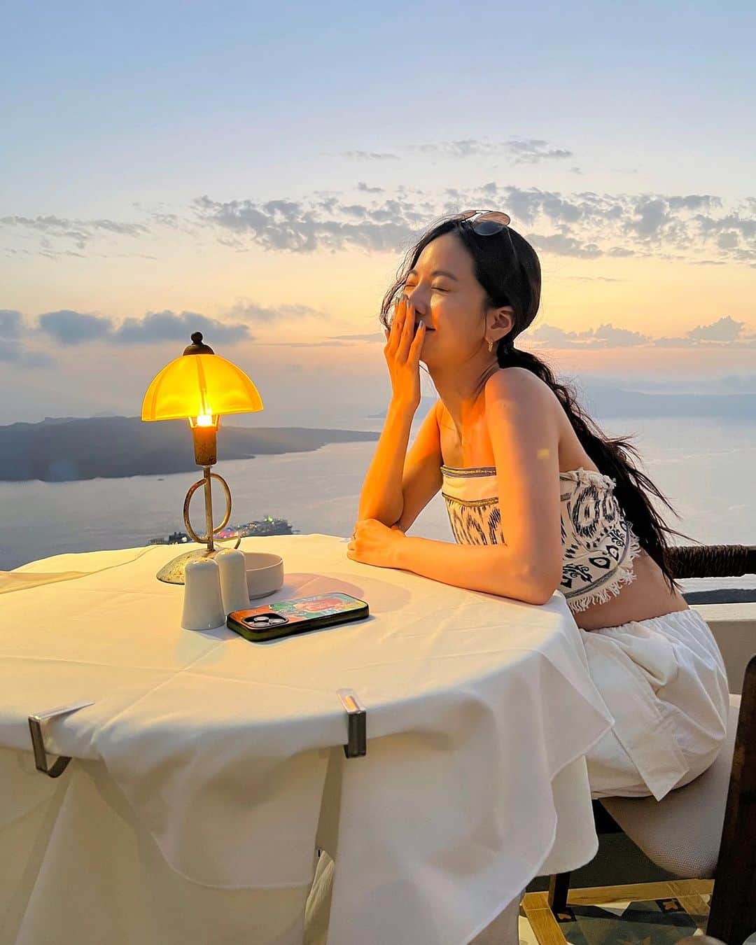 曾之喬のインスタグラム：「歡迎35歲的自己。 · 覺得此刻很難得，很珍惜。 所有我真正想做的事情，都已經去做了，或者都已經出發在路上。 所有不是真正想做的事情，也都已經堅定溫柔的拒絕了。 · 生命輕盈豐盛。 · 很難得，很珍惜。 很感謝，很感謝。 · 謝謝所有祝福，也把壽星的平安幸福和大家分享👑✨✨✨✨。 · #35生日快樂 （11/17晚了兩天才發） #謝謝無與倫比的宇宙 #謝謝美麗的天空 #謝謝爸爸媽媽把我生下把我養大 #謝謝愛我的每一個你 #謝謝我愛的每一個你 #謝謝自己 · #chiaochiao聽見自己的心  #chiaochiaofollowyoursoul」