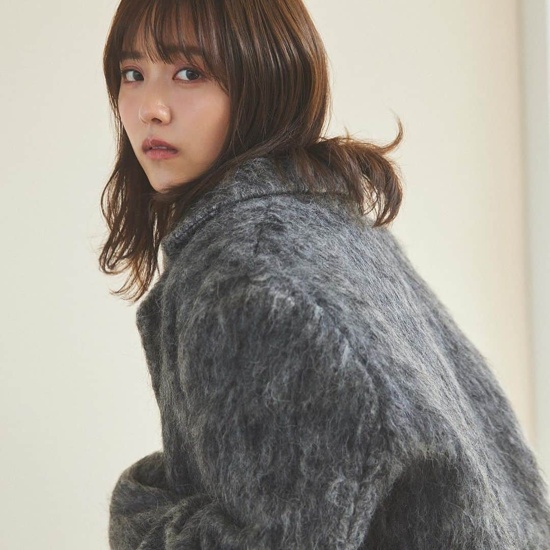 新田さちかさんのインスタグラム写真 - (新田さちかInstagram)「【11月23日(木)20:00 新発売】  sachat 2023AWコレクションがついに発売決定。 コートや大判ストールなどを含む第一弾が11月23日(木)20時より発売。 発売に先駆け、11月23日(木)19:30よりsachatディレクター新田さちか( @chacch1 )のアカウントにてインスタライブも配信予定。 配信上で新作の商品説明等を行いますので是非ご覧ください。  ———【第一弾発売詳細】———  《日時》 11月23日(木)20:00 -  《発売商品》 ⚫︎Mix Shaggy Wool Jacket   Color : Beige / Gray ⚫︎Large Cable Stole   Color : Ivory / Camel / Greige ⚫︎Random Stripe Knit Setup   Color : Brown / Beige / Mustard  《URL》 sachat公式オンラインストア 🔗 http://puff-designs.com/f/sachat  《発売前インスタライブ配信》 日時 : 11月23日(木)19:30- アカウント : @chacch1」11月19日 22時22分 - sachat__official