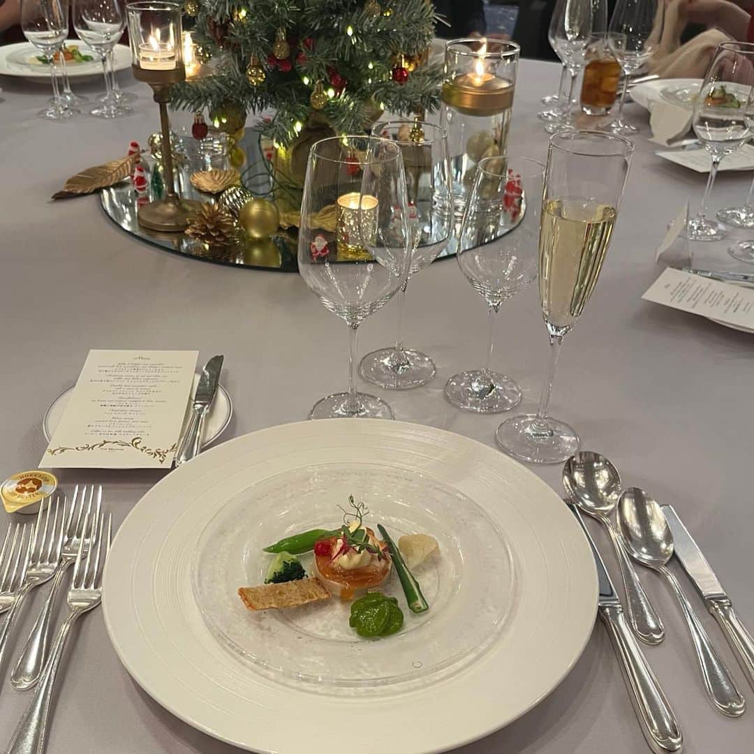 クリスティー麻里子のインスタグラム：「中学の友人の結婚式へ♡  こちらまで幸せな気分になれた 素敵な式と一つ一つこだわりのつまった クリスマス仕様のテーブルセッティングが また綺麗で見るのも楽しかった🥹🎄  末永くお幸せに…🥹💍🌹  .  #ウェスティン #ウェスティンホテル東京 #結婚式 #ウェディング #ホテルウェディング #クリスマスウェディング」