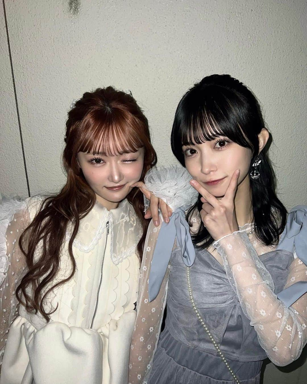 石綿日向子さんのインスタグラム写真 - (石綿日向子Instagram)「👯‍♀️ 2人で歌ってぴあの弾いた🎼 安心して任せられる相棒！ 会場溢れてた！うれしい！ありがとう！ 気分はTGCで最高るん！ @koto_sakuragi #bibiy #bibiy_girl」11月19日 22時23分 - hinako_ishiwata