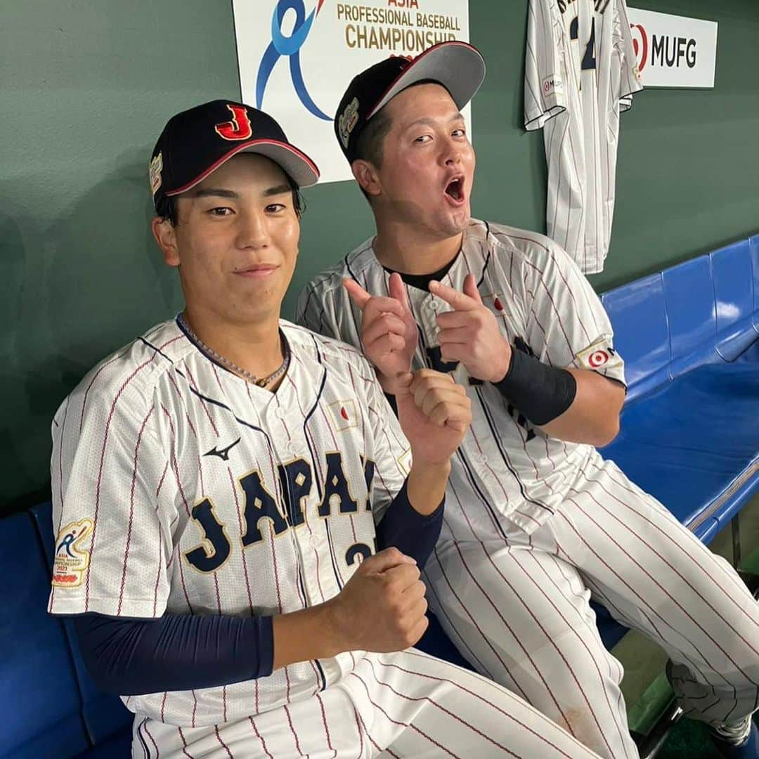 侍ジャパンのインスタグラム：「カーネクスト アジアプロ野球チャンピオンシップ2023 【決勝】 日本🇯🇵 4x - 3 🇰🇷韓国  2死満塁から #門脇誠 選手が優勝を決める劇的サヨナラタイムリー！延長タイブレークを制し大会連覇を達成！！  #侍ジャパン #アジチャン」