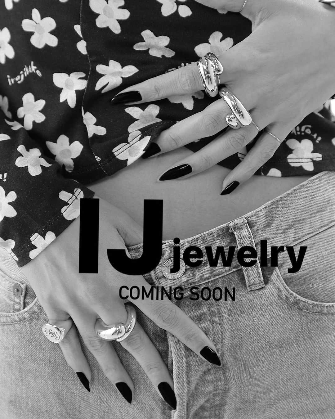 紗羅マリーのインスタグラム：「新しく ジュエリーのブランドを立ち上げます。 名前は　【 IJ jewelry 】   近々、オーダースタート出来ると思うので 宜しくお願いします🖤  ジュエリーはずっと夢だったから 形になって本当に嬉しい。 立体をデザインするのは また違う脳みそ🧠使ってて 何度も朝を迎えました　笑  全て自信作です。  IJ jewelryを付けて、皆さんの日々に るんるんが増えますように🖤  スタート時にインスタを フォローしてくれている方達には お得な情報をDMで送らせていただきますので  @ij__jewelry ↑ Follow me♡♡♡」