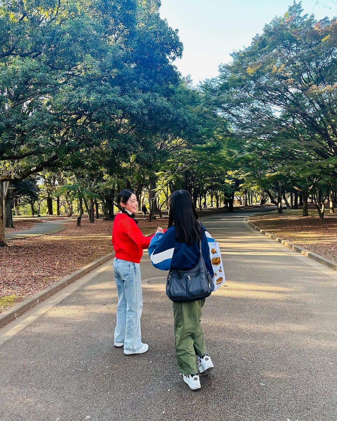 桜木心菜のインスタグラム：「🐌‎🤍🦥  のんびりオフの日~ ローラーシューズ楽しみにしてたのにみんな乗りこなせなかったつら😂😂 . . #ココユノノカ #休日 #おしゃぴく ? #ピクニック #ローラーシューズ #좋아요 #먹스타그램」